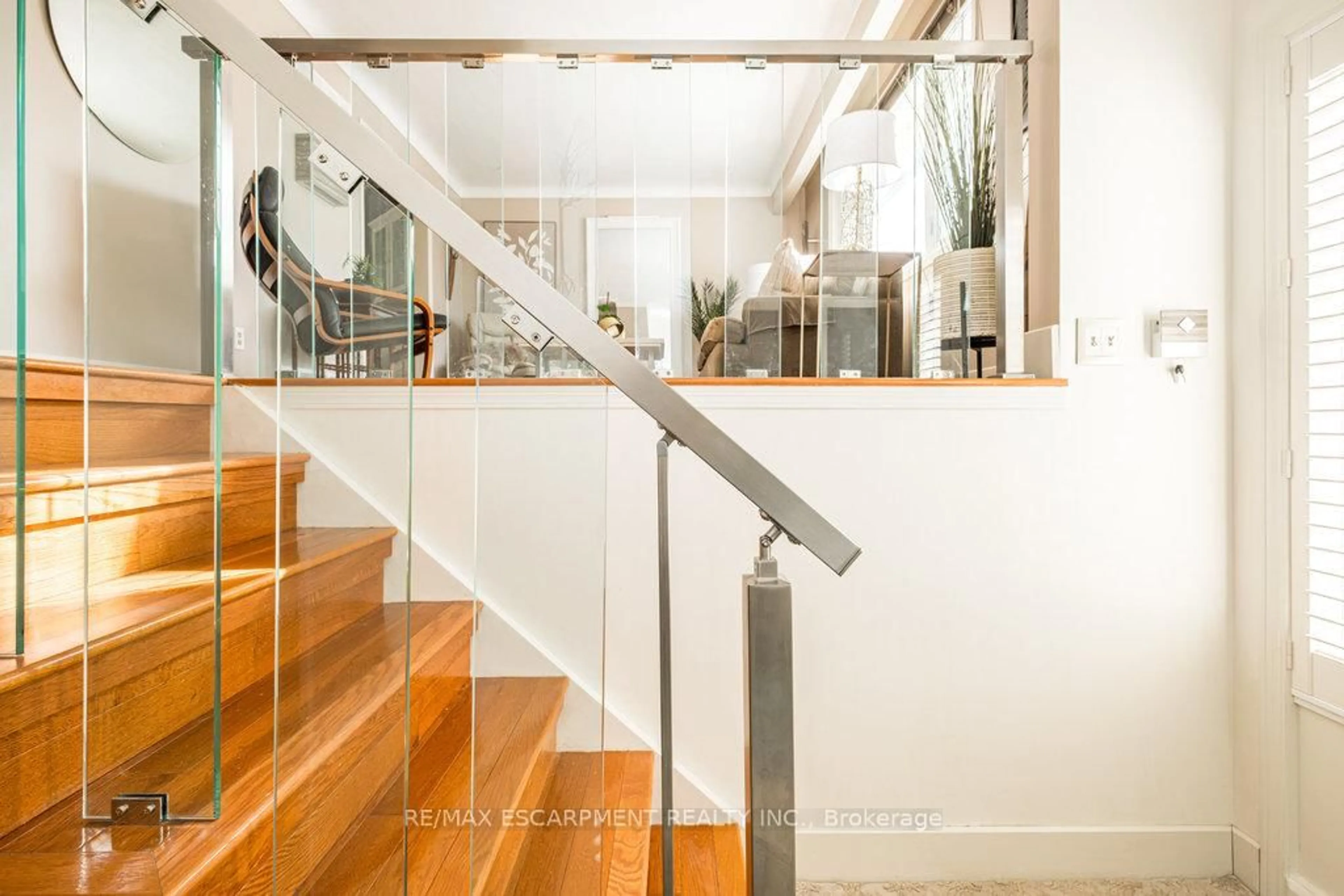 Stairs for 3799 19th St, Lincoln Ontario L0R 1S0