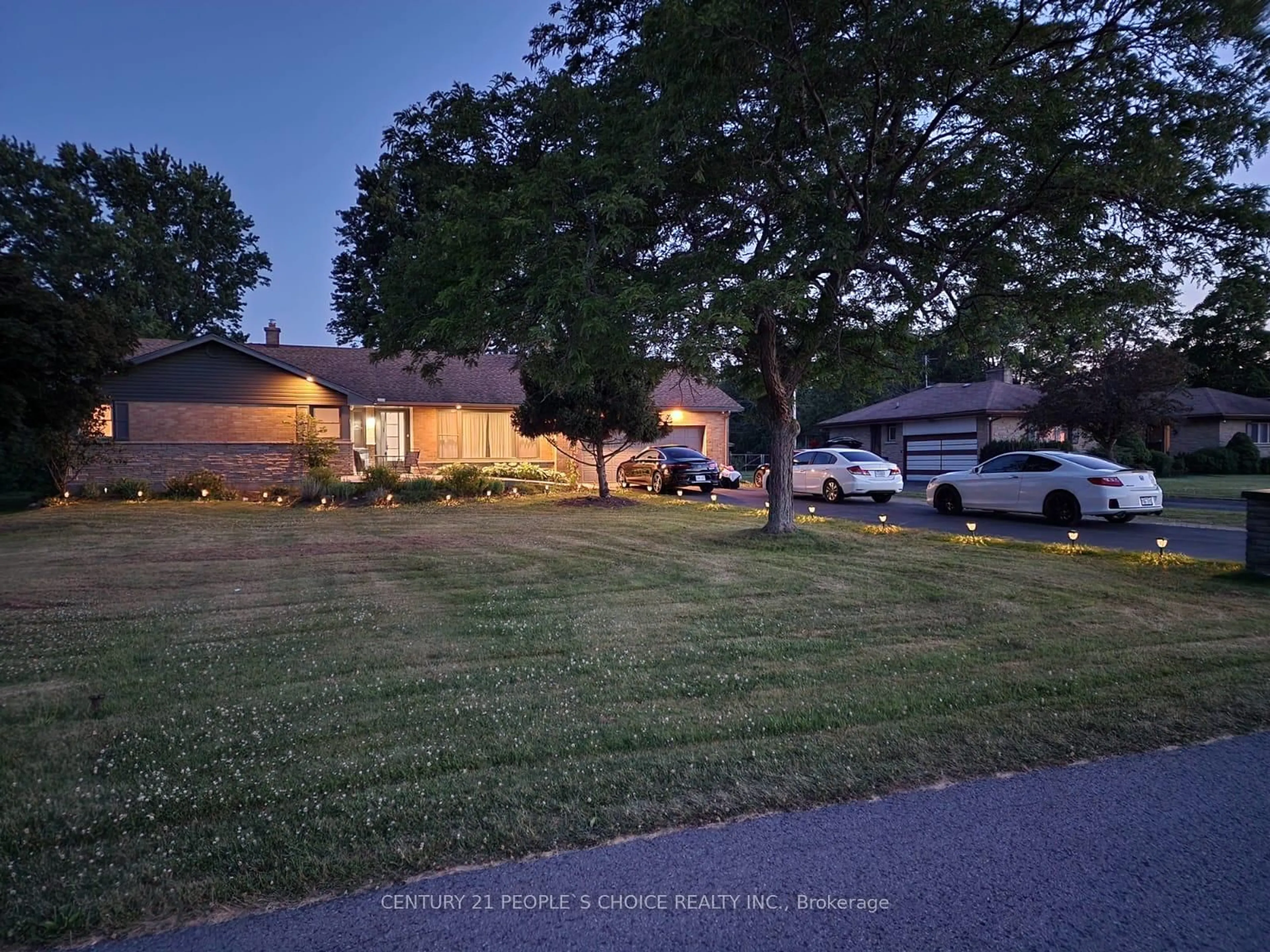A pic from outside/outdoor area/front of a property/back of a property/a pic from drone, street for 1467 Niagara Pkwy, Fort Erie Ontario L2A 5M4