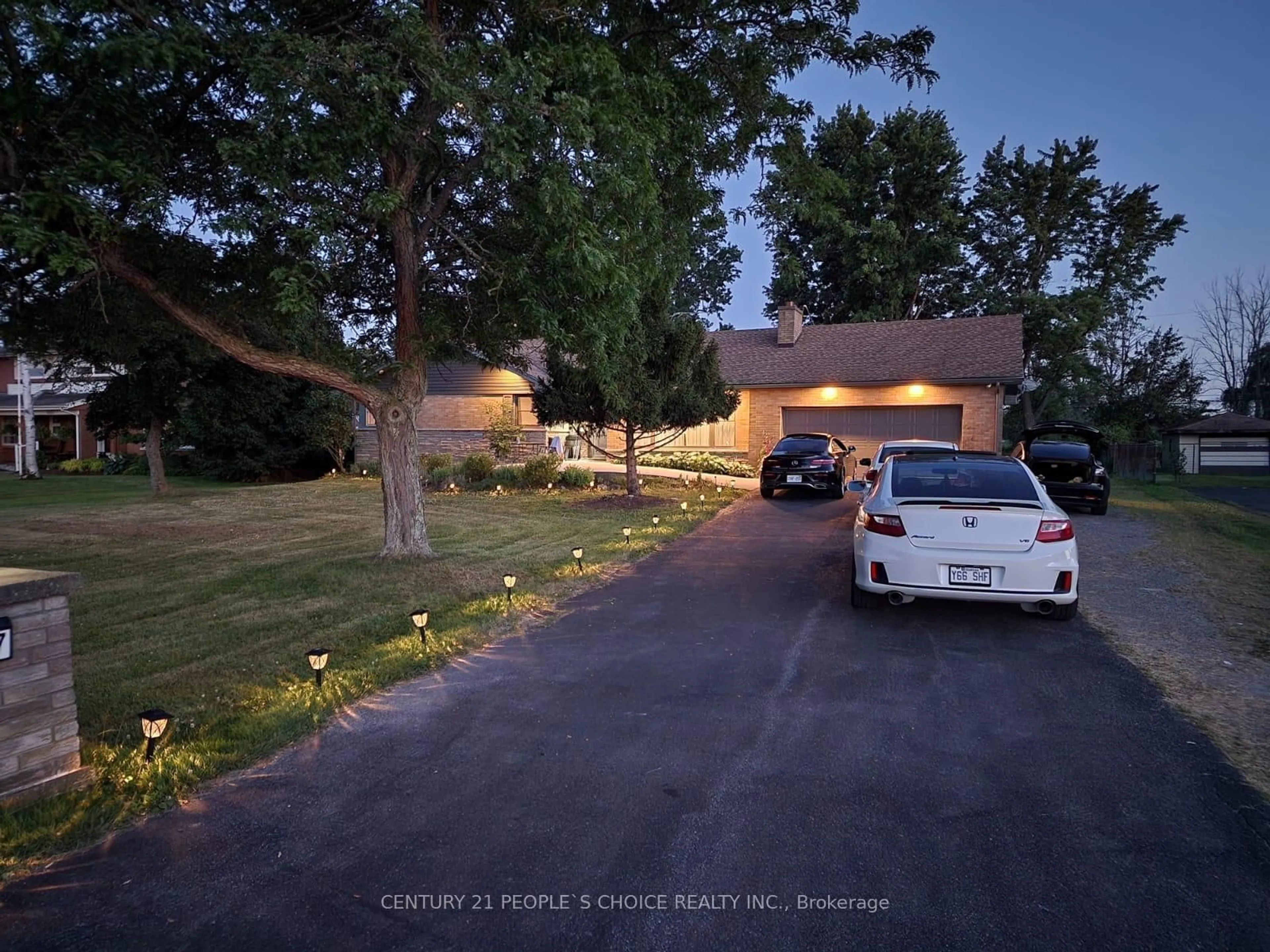 A pic from outside/outdoor area/front of a property/back of a property/a pic from drone, street for 1467 Niagara Pkwy, Fort Erie Ontario L2A 5M4