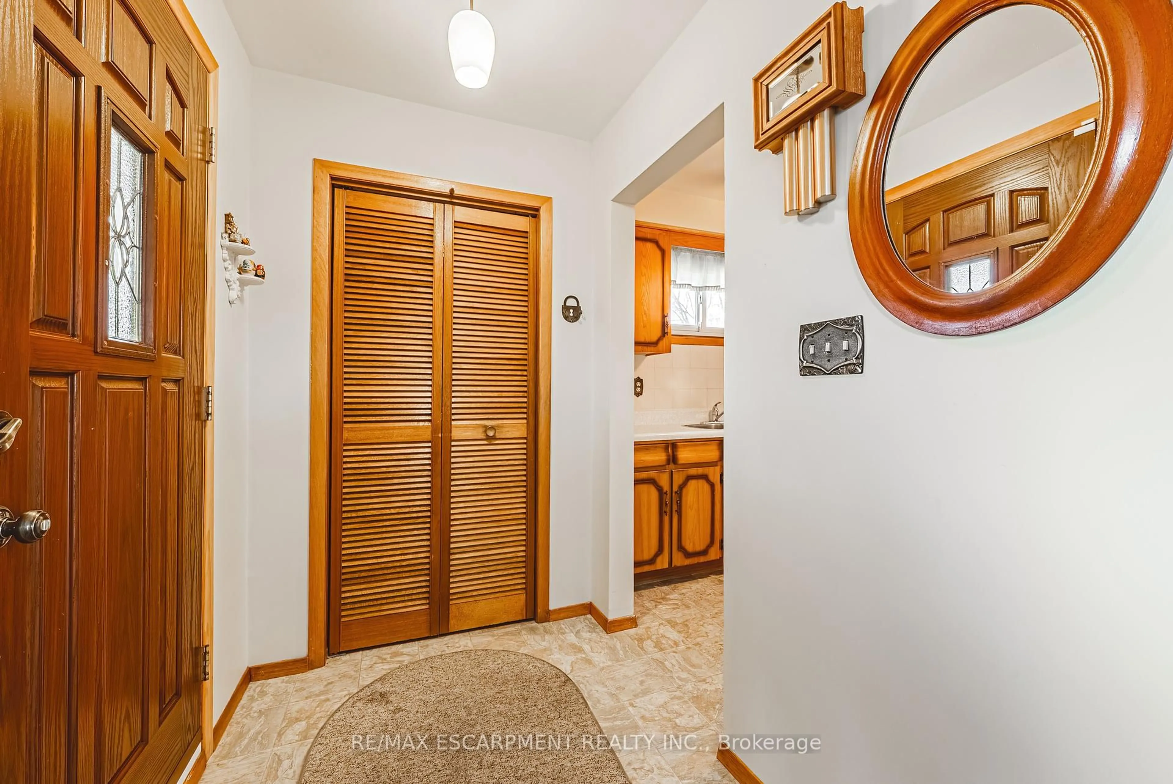 Indoor entryway for 90 Pottruff Rd, Hamilton Ontario L8H 2M1