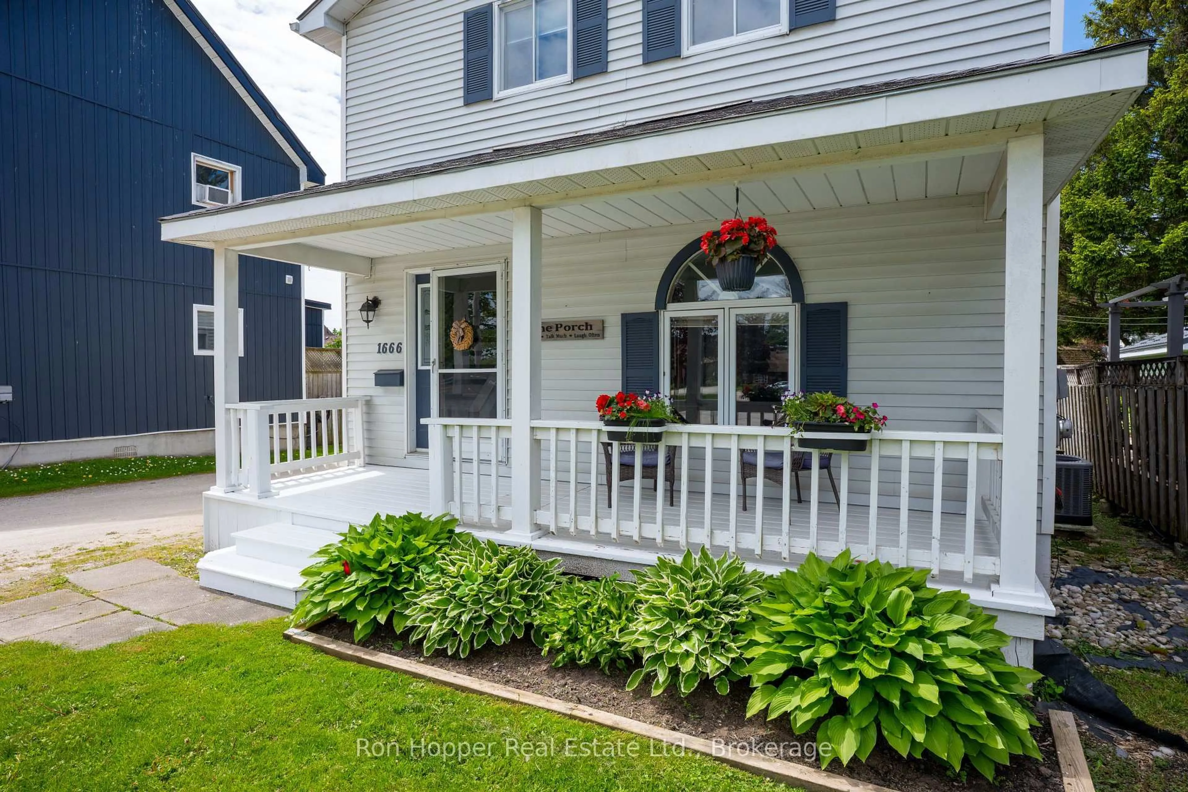 Home with vinyl exterior material, street for 1666 3rd Ave, Owen Sound Ontario N4K 4R4