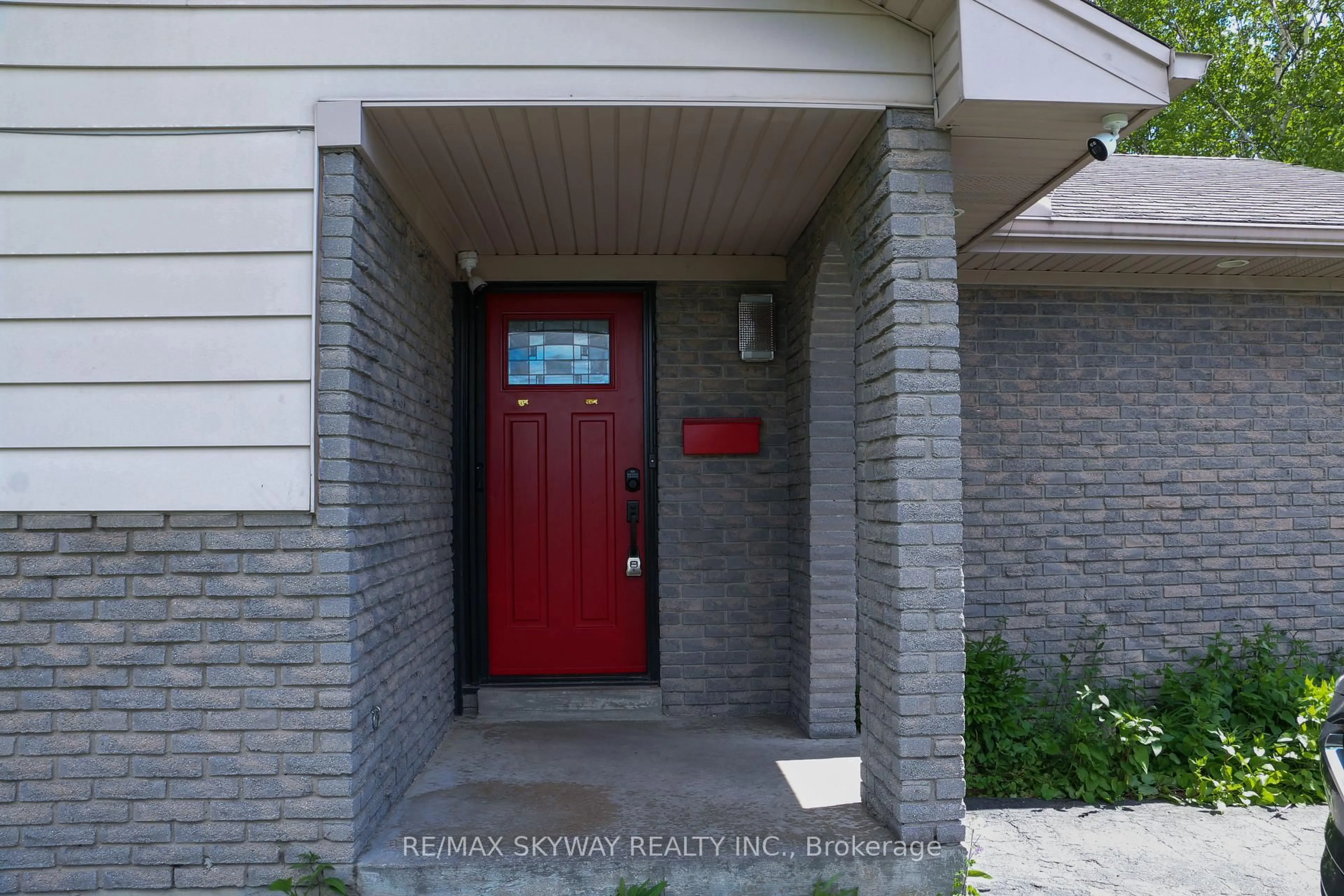 Indoor entryway for 18 Matthew Crt, Kitchener Ontario N2B 1W6