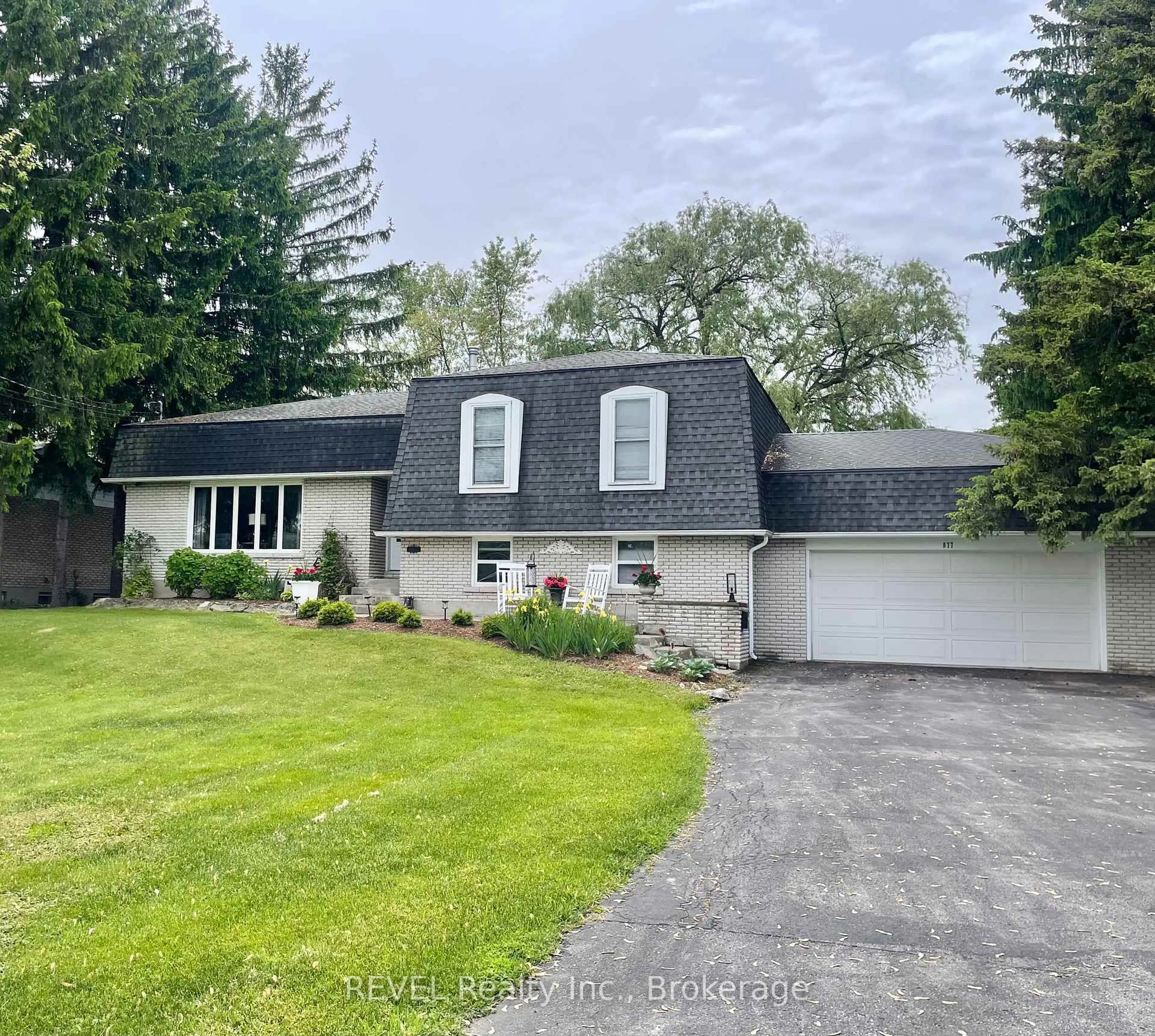 A pic from outside/outdoor area/front of a property/back of a property/a pic from drone, street for 877 Daytona Dr, Fort Erie Ontario L2A 4Z7