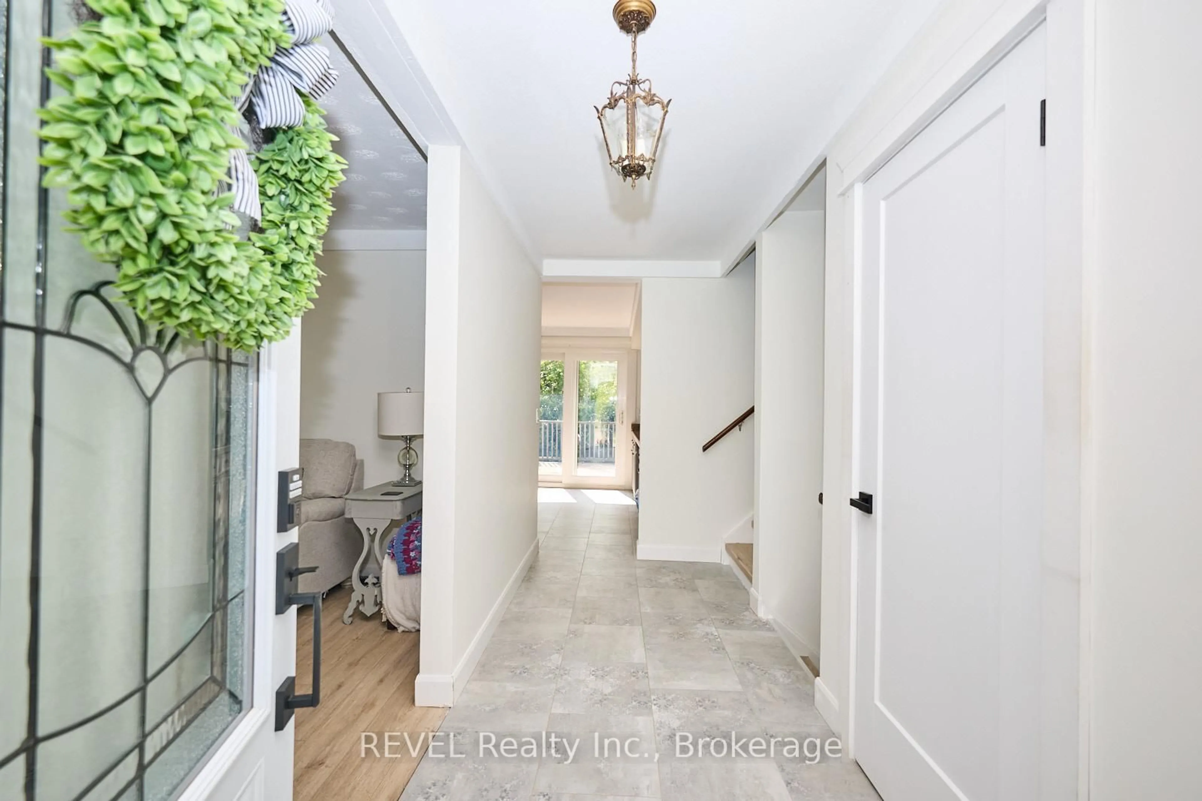 Indoor entryway for 877 Daytona Dr, Fort Erie Ontario L2A 4Z7