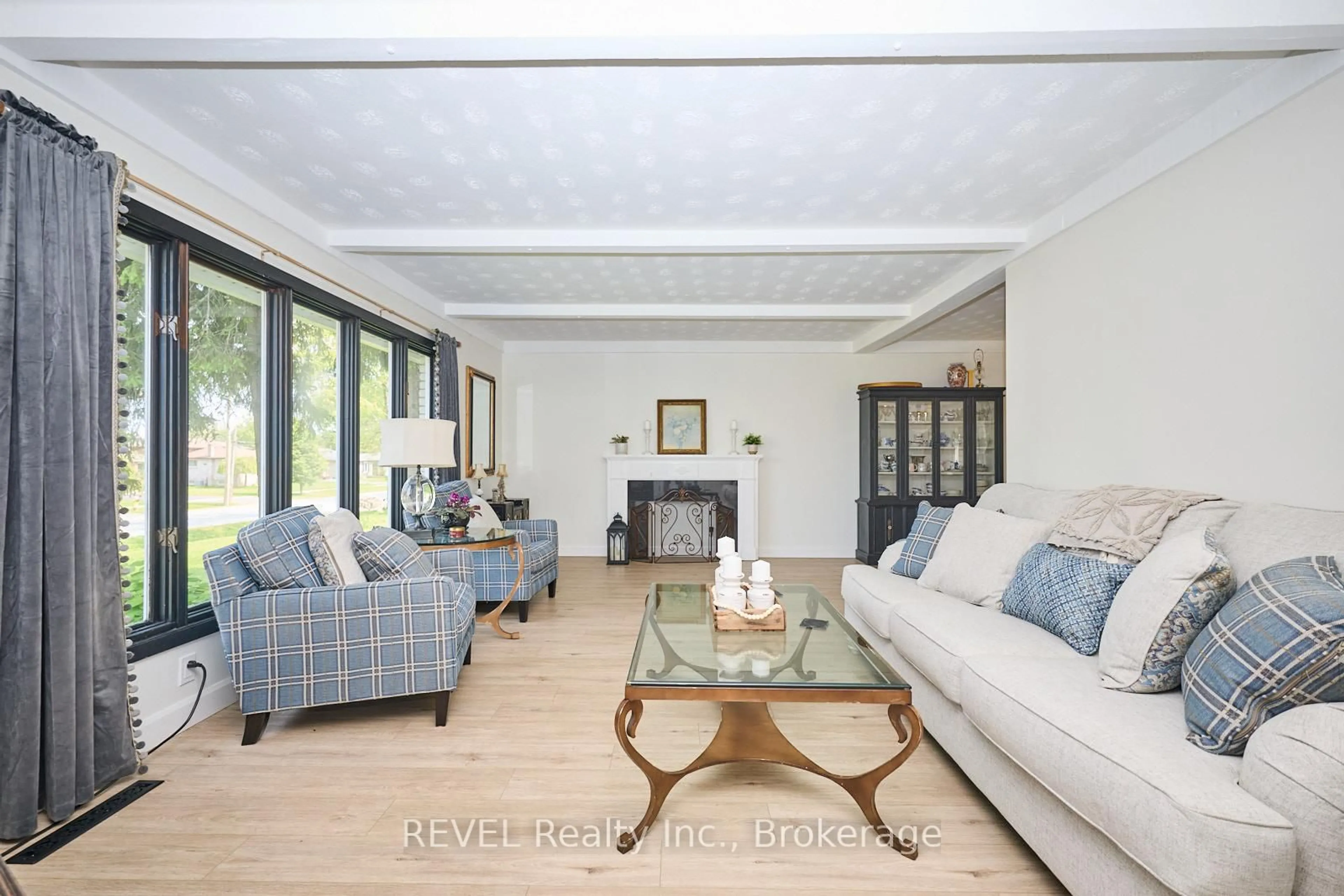 Living room with furniture, unknown for 877 Daytona Dr, Fort Erie Ontario L2A 4Z7