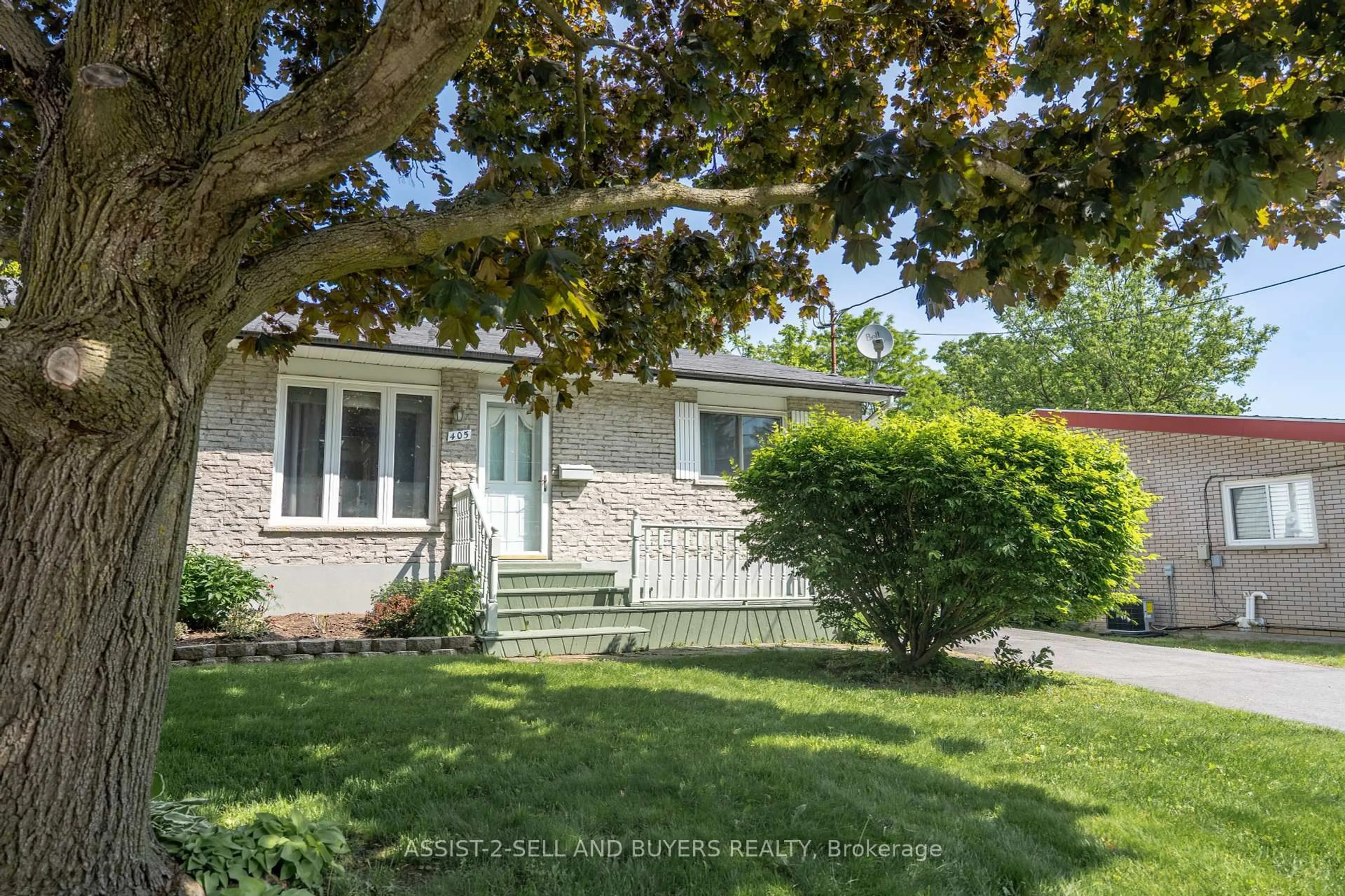 A pic from outside/outdoor area/front of a property/back of a property/a pic from drone, street for 405 First St, Cornwall Ontario K6H 1L6