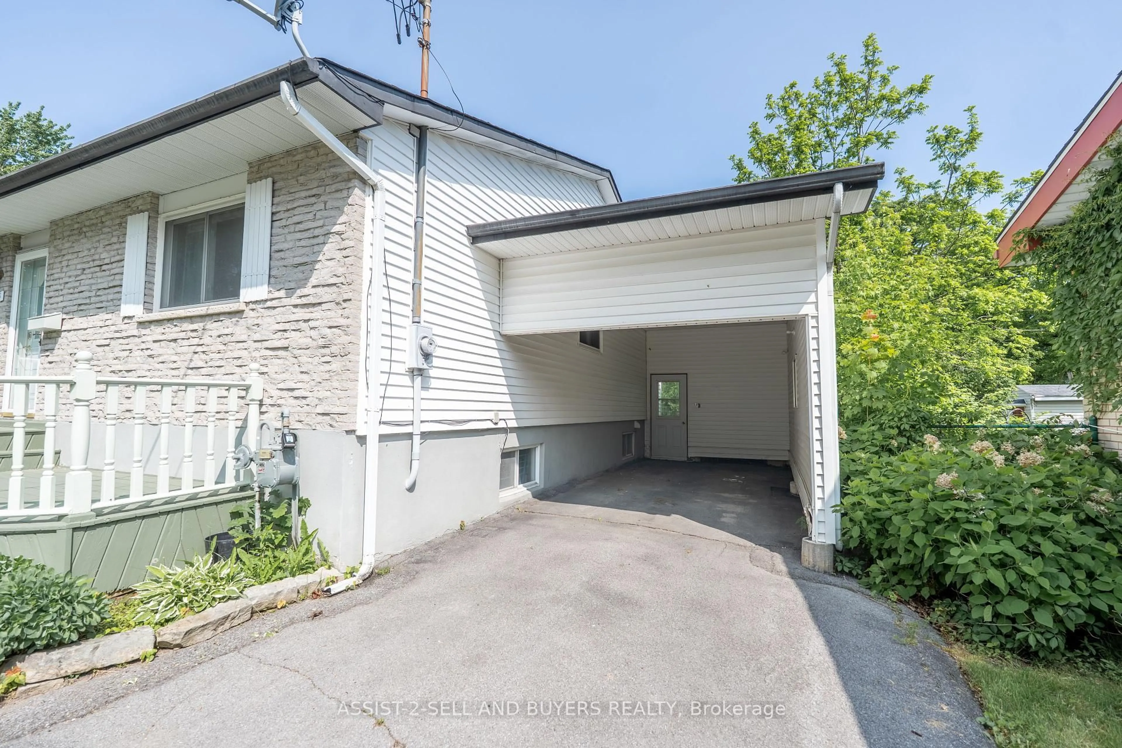 A pic from outside/outdoor area/front of a property/back of a property/a pic from drone, street for 405 First St, Cornwall Ontario K6H 1L6