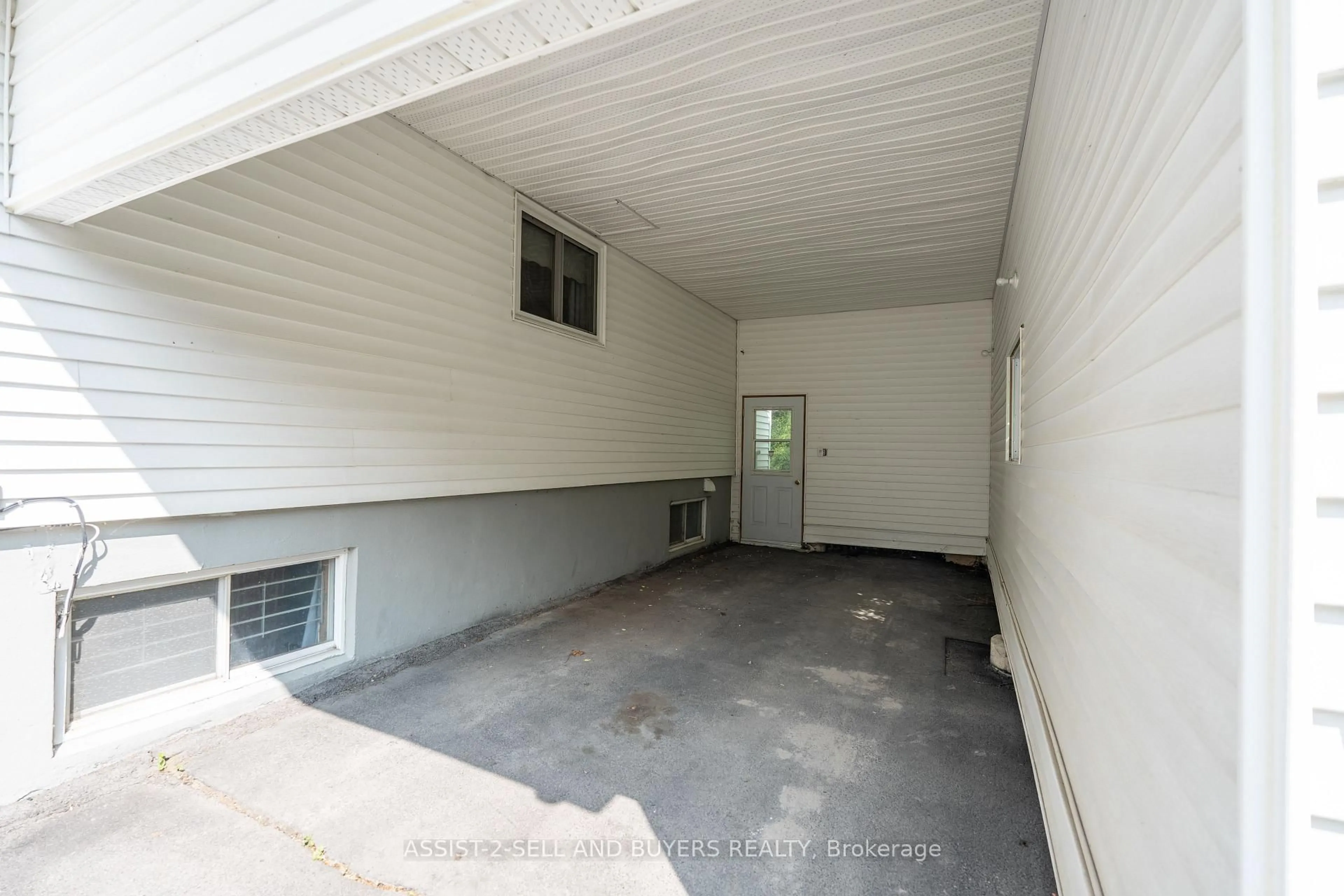 Indoor garage for 405 First St, Cornwall Ontario K6H 1L6