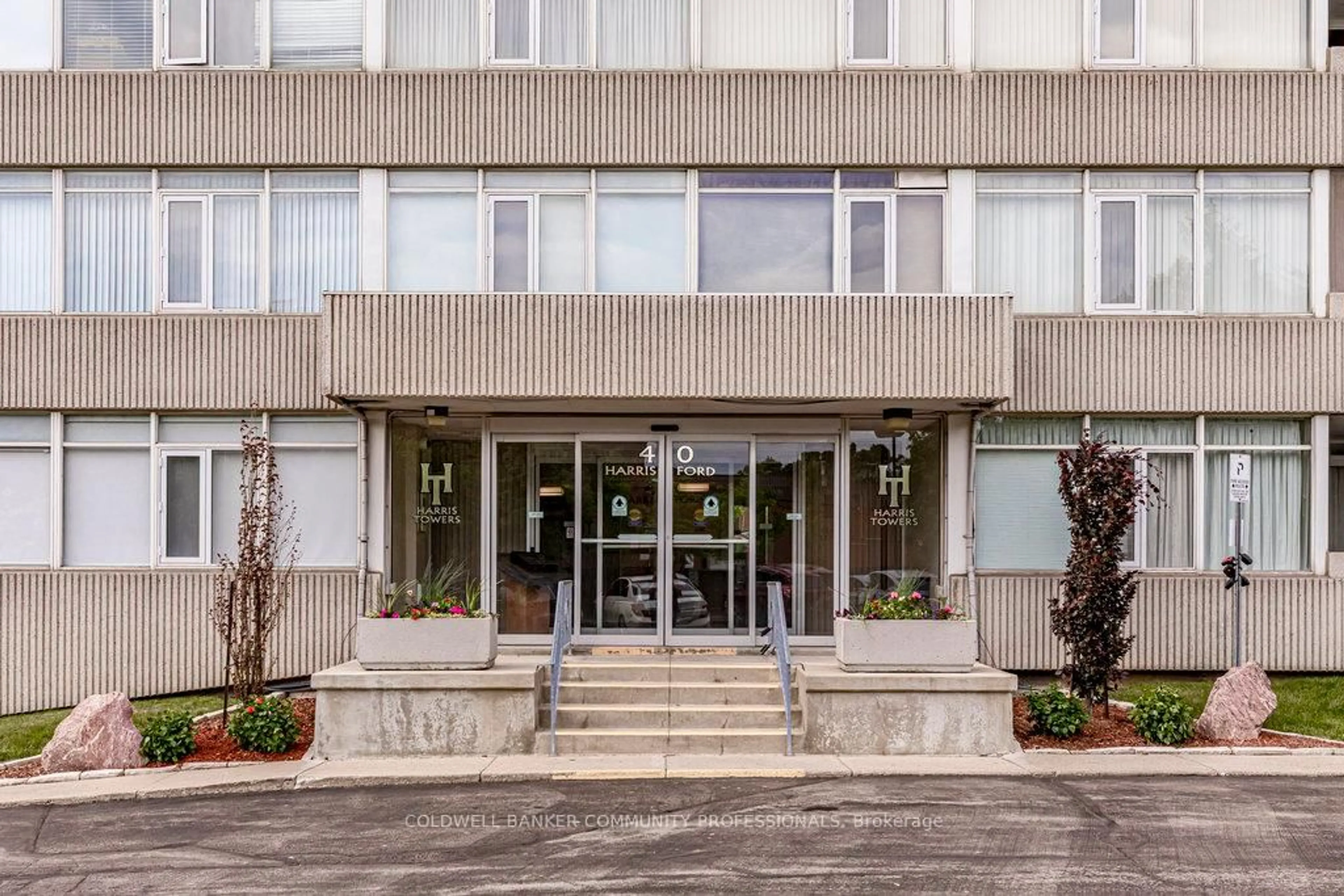 Indoor foyer for 40 Harrisford St #403, Hamilton Ontario L8K 6N1