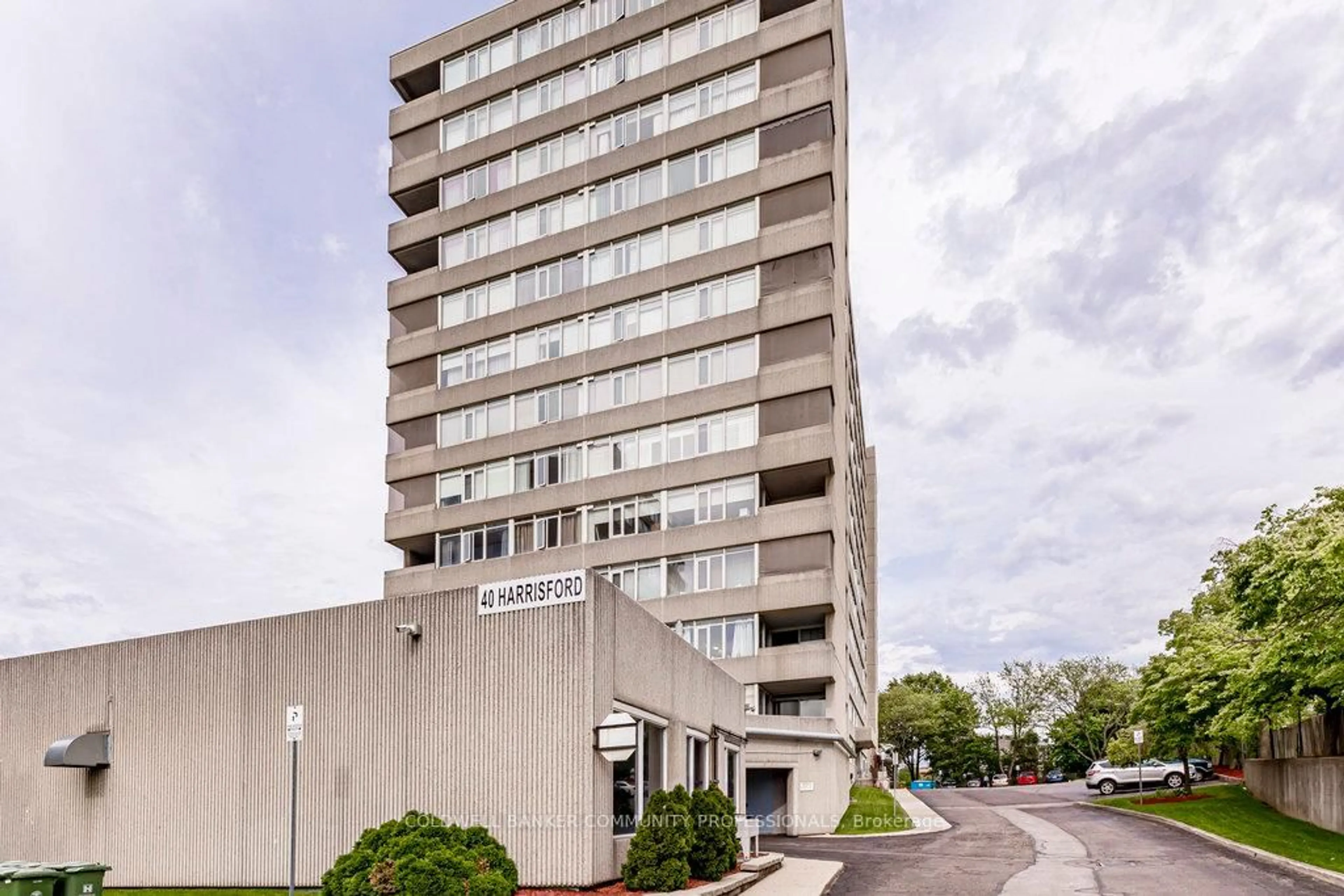 Indoor foyer for 40 Harrisford St #403, Hamilton Ontario L8K 6N1