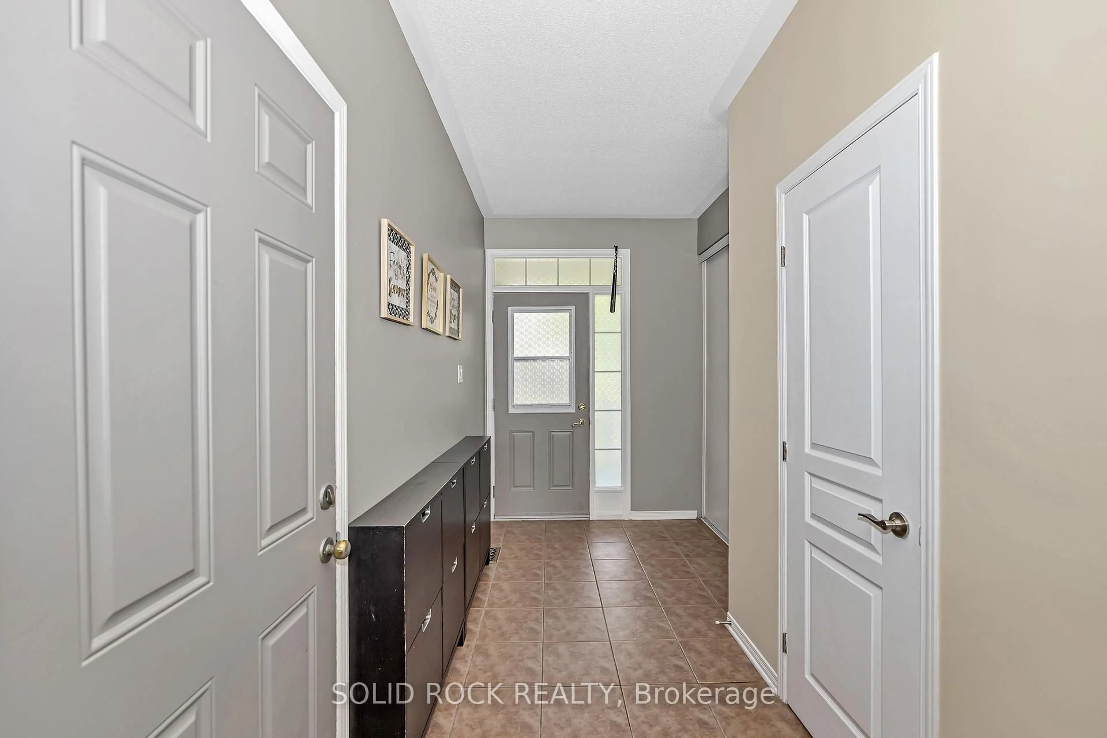 Indoor entryway for 162 Stedman St, Ottawa Ontario K1T 0B5