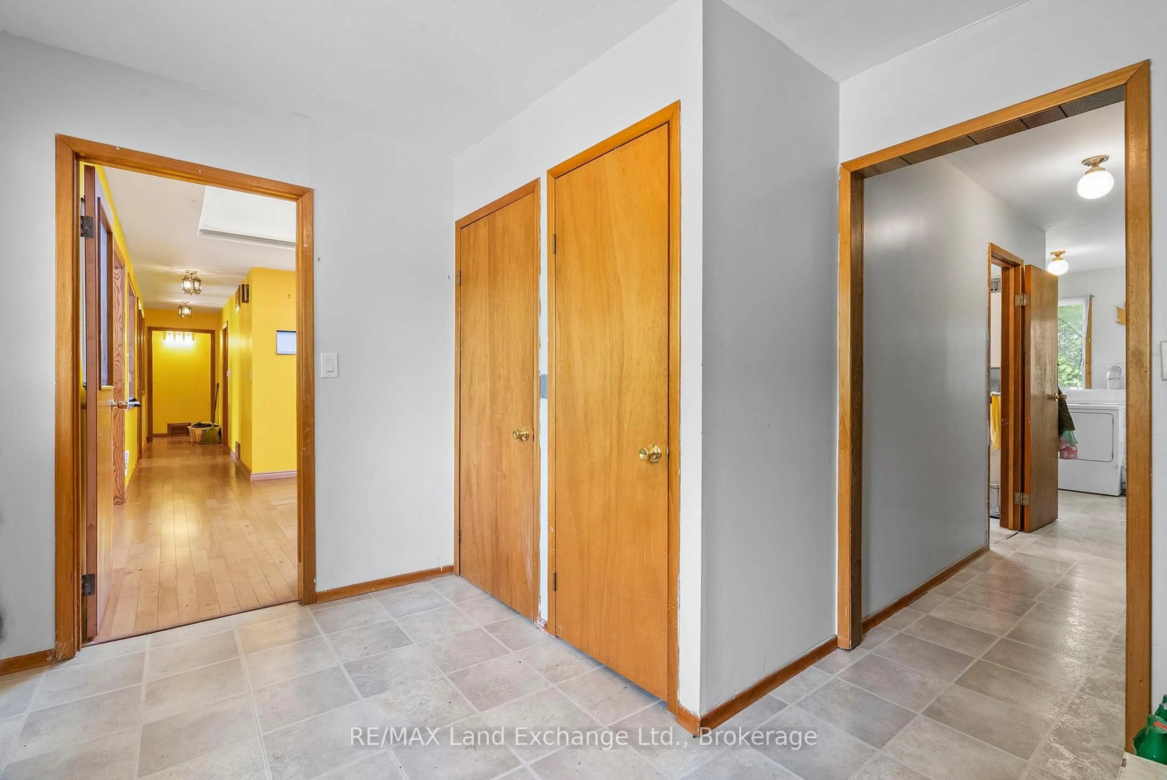 Indoor foyer for 401 Winnebago Rd, Huron-Kinloss Ontario N2Z 2X3