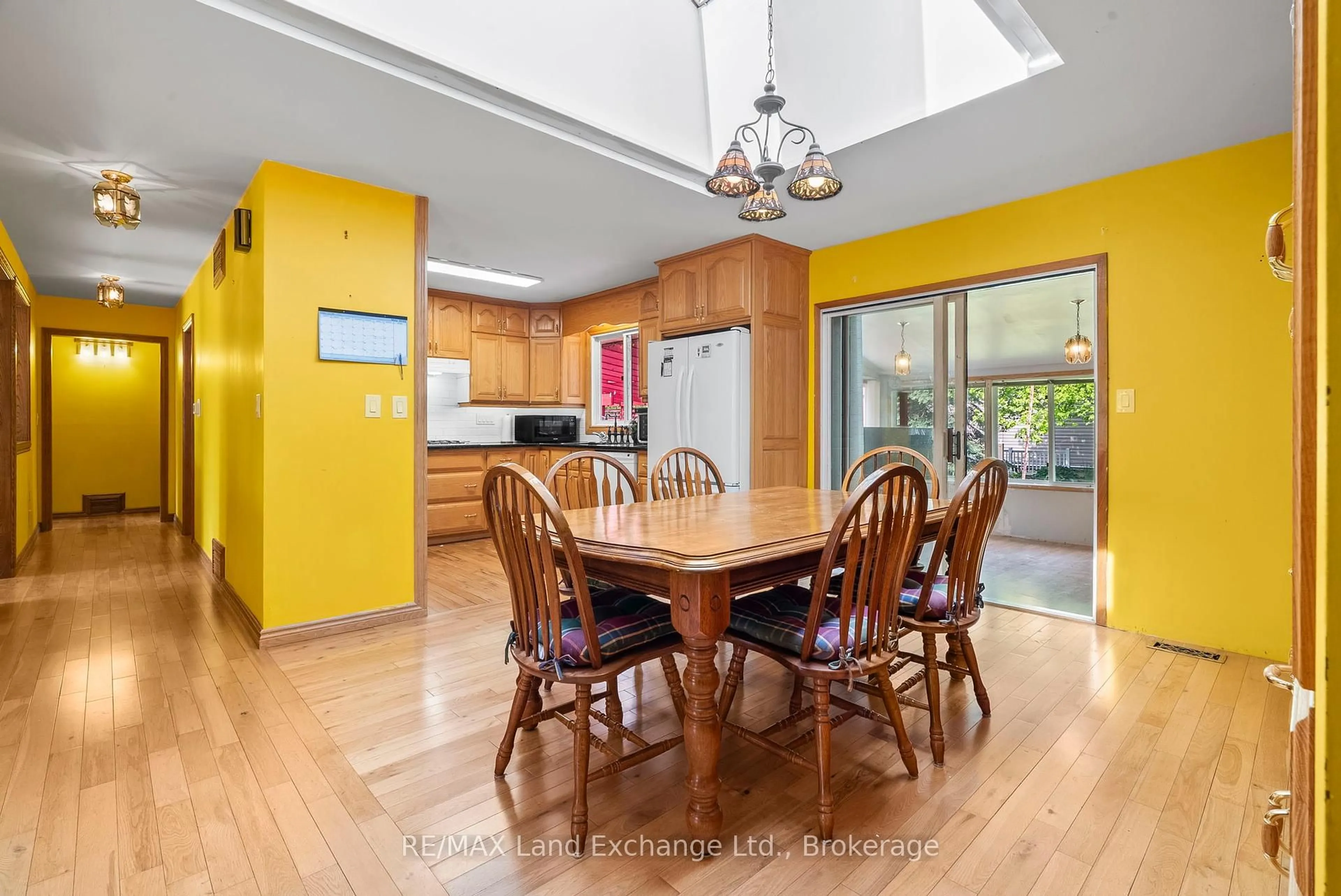 Open concept kitchen, wood/laminate floor for 401 Winnebago Rd, Huron-Kinloss Ontario N2Z 2X3