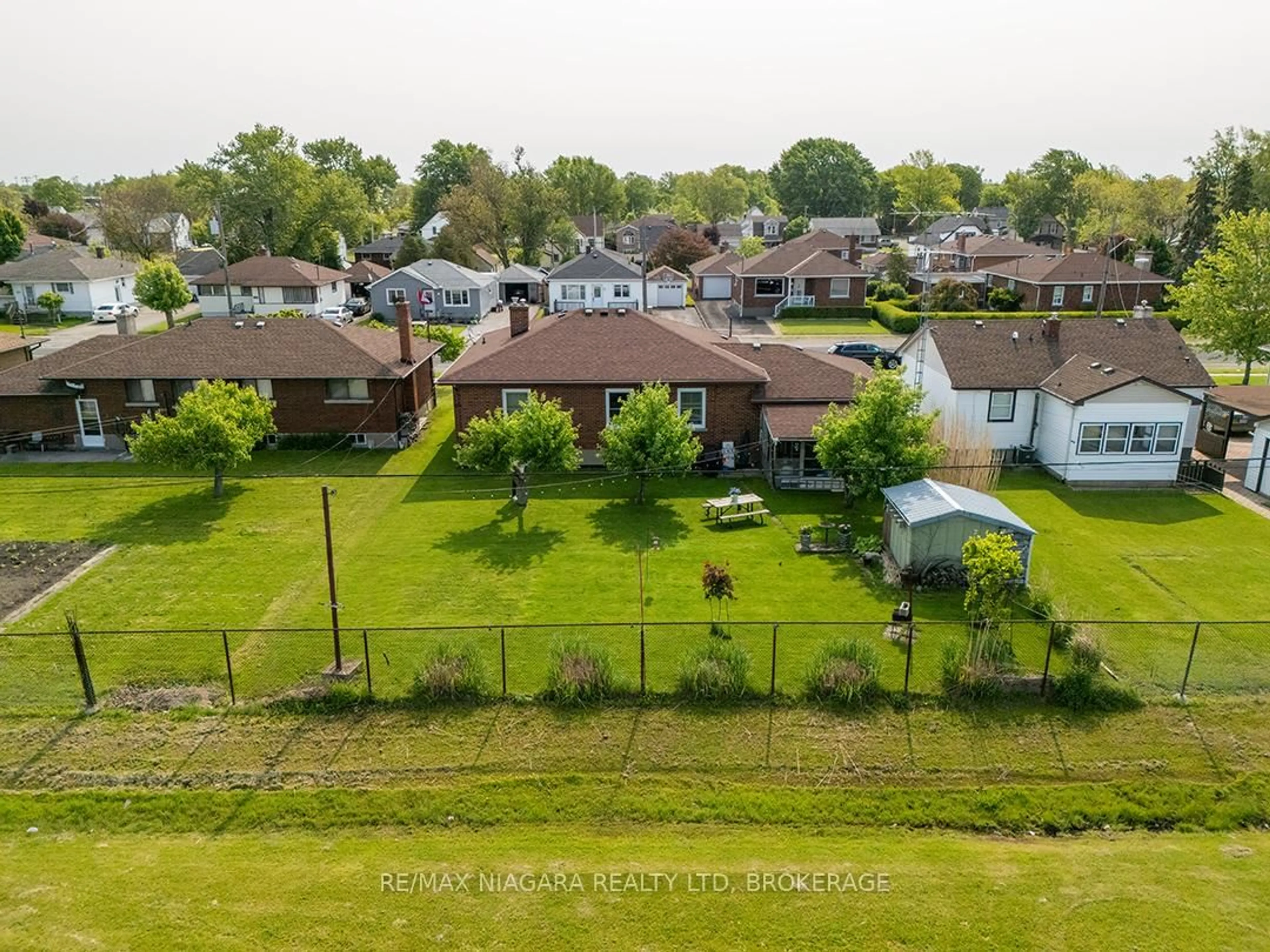 A pic from outside/outdoor area/front of a property/back of a property/a pic from drone, unknown for 184 Clarke St, Port Colborne Ontario L3K 2G4
