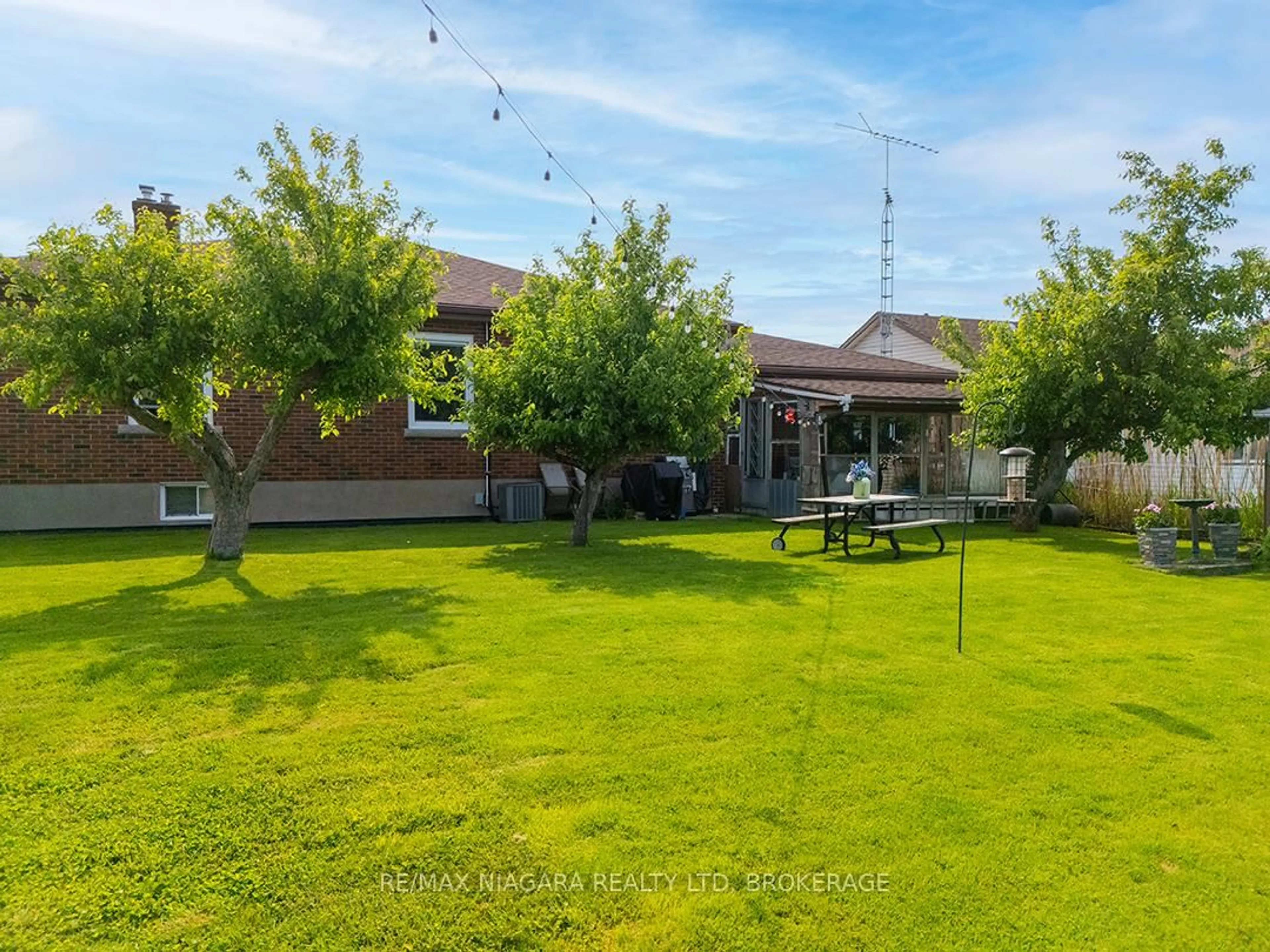 A pic from outside/outdoor area/front of a property/back of a property/a pic from drone, unknown for 184 Clarke St, Port Colborne Ontario L3K 2G4
