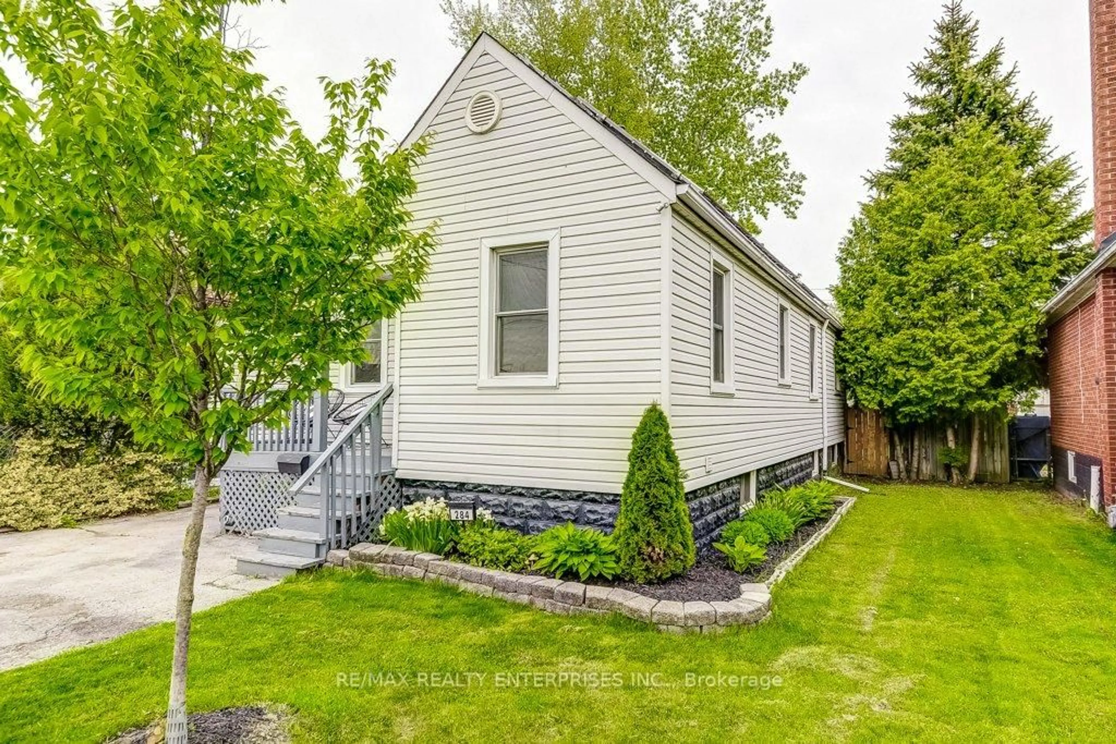 Home with vinyl exterior material, street for 284 Tolton Ave, Hamilton Ontario L8H 5P5