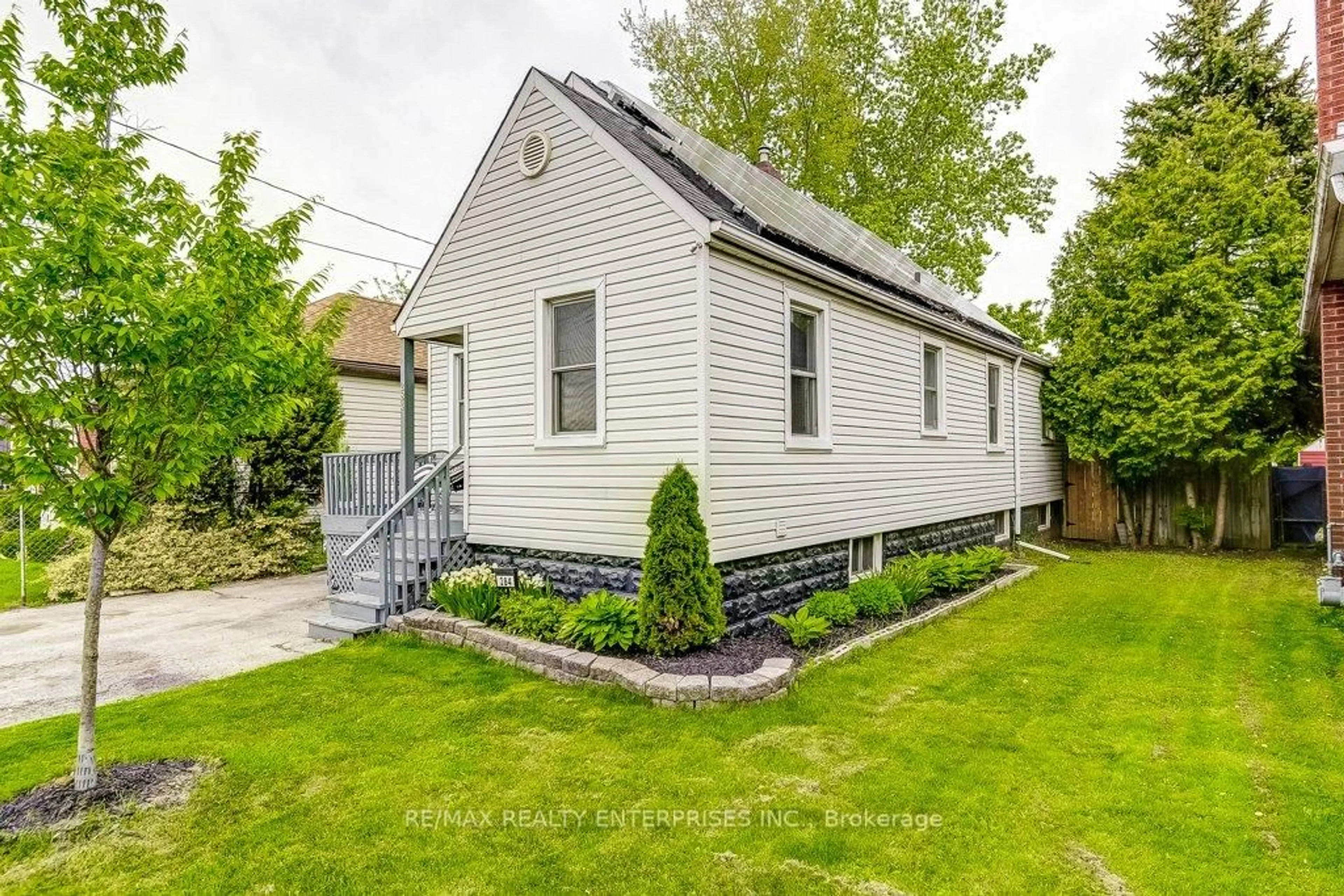 Home with vinyl exterior material, street for 284 Tolton Ave, Hamilton Ontario L8H 5P5