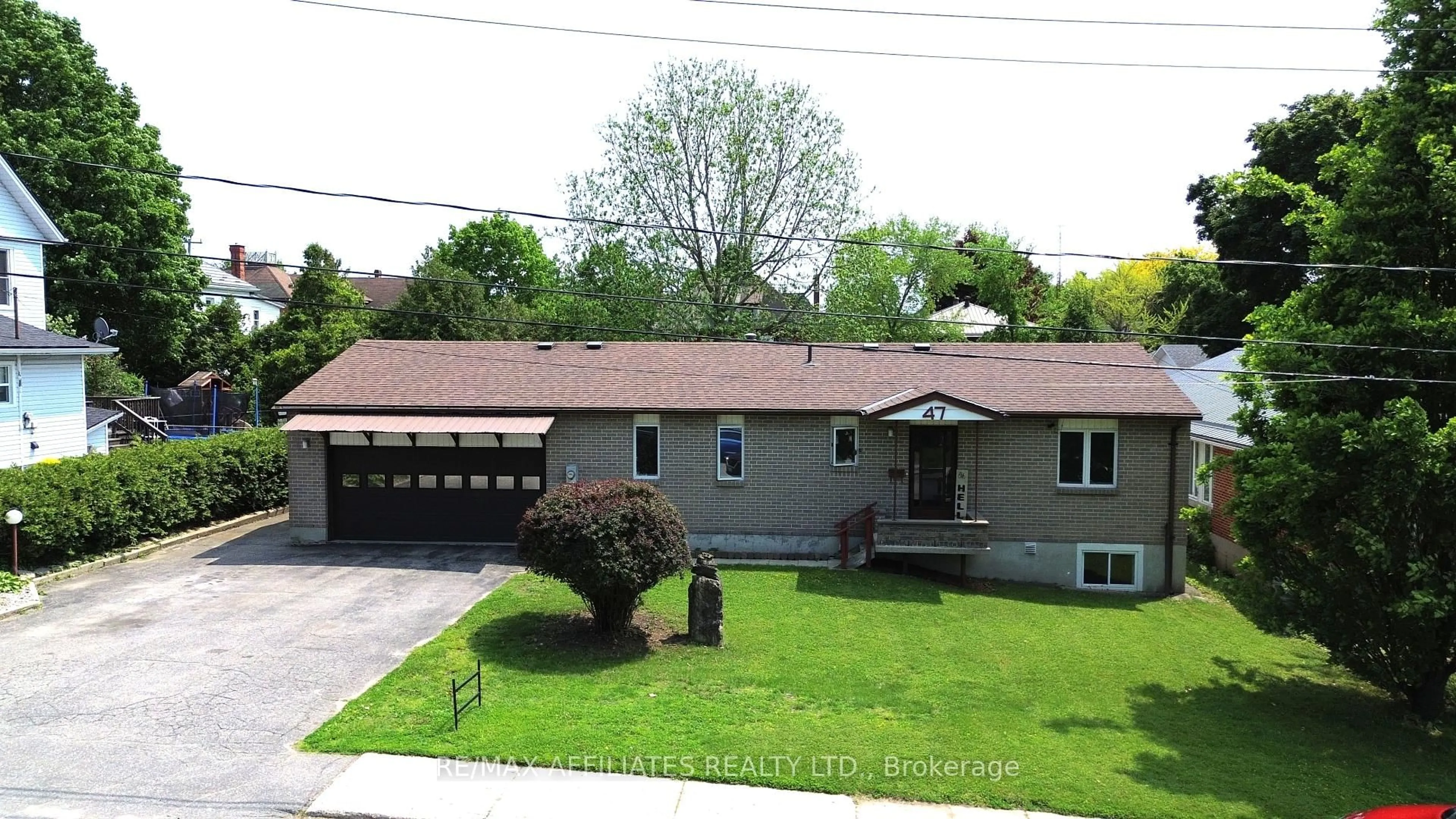 A pic from outside/outdoor area/front of a property/back of a property/a pic from drone, street for 47 Gladstone Ave, Smiths Falls Ontario K7A 1R8