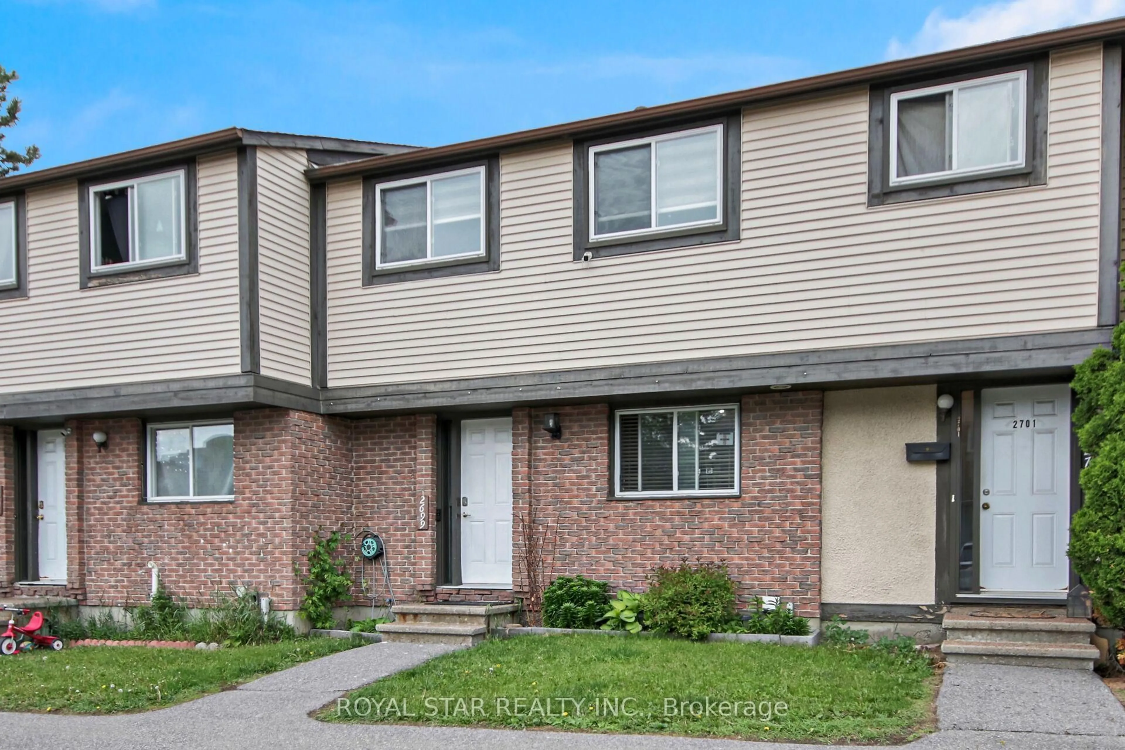 Home with vinyl exterior material, street for 2699 Pimlico Crt, Ottawa Ontario K1T 2A7