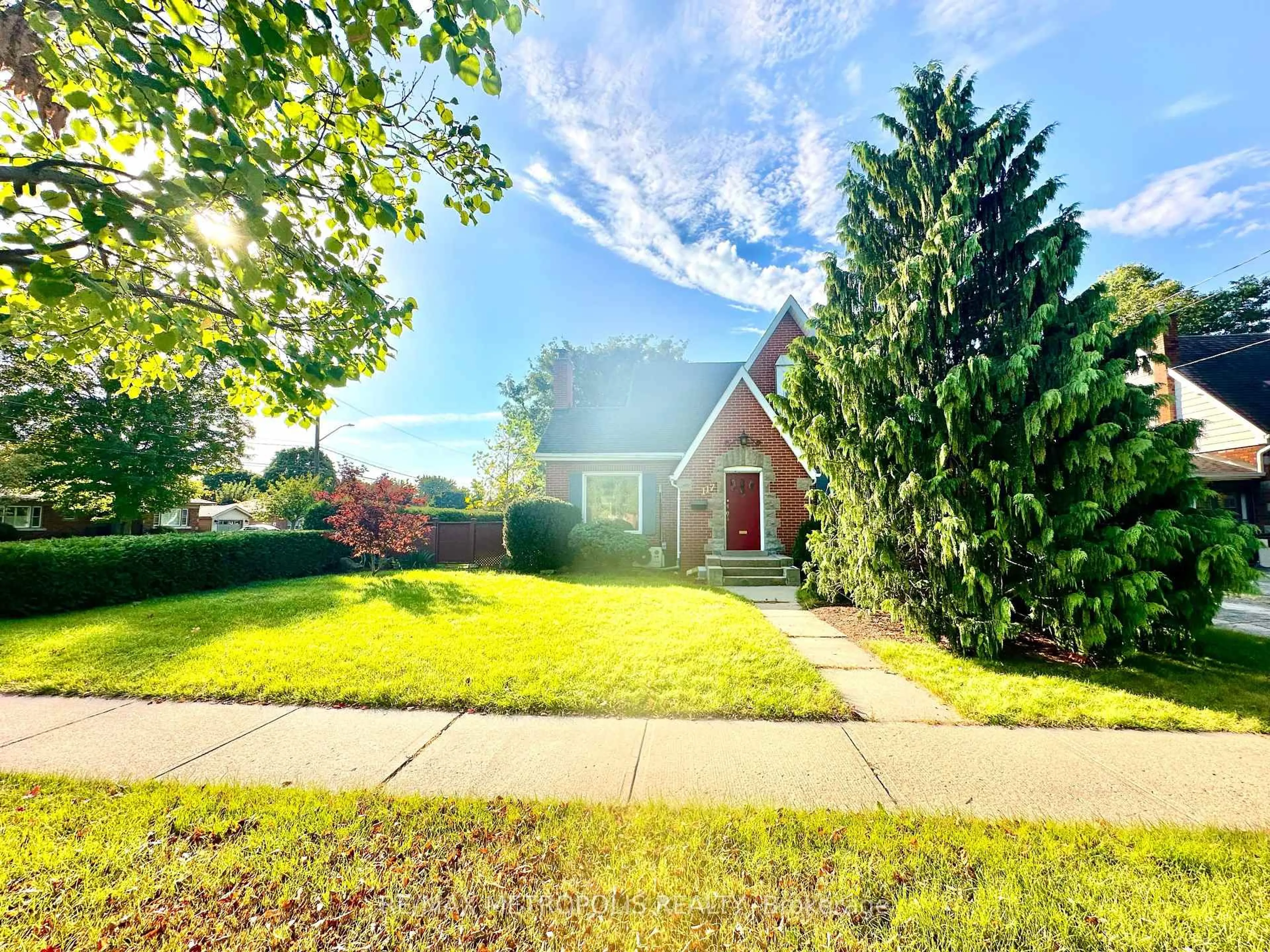 A pic from outside/outdoor area/front of a property/back of a property/a pic from drone, street for 117 Queensway Dr, Brantford Ontario N3R 4X1