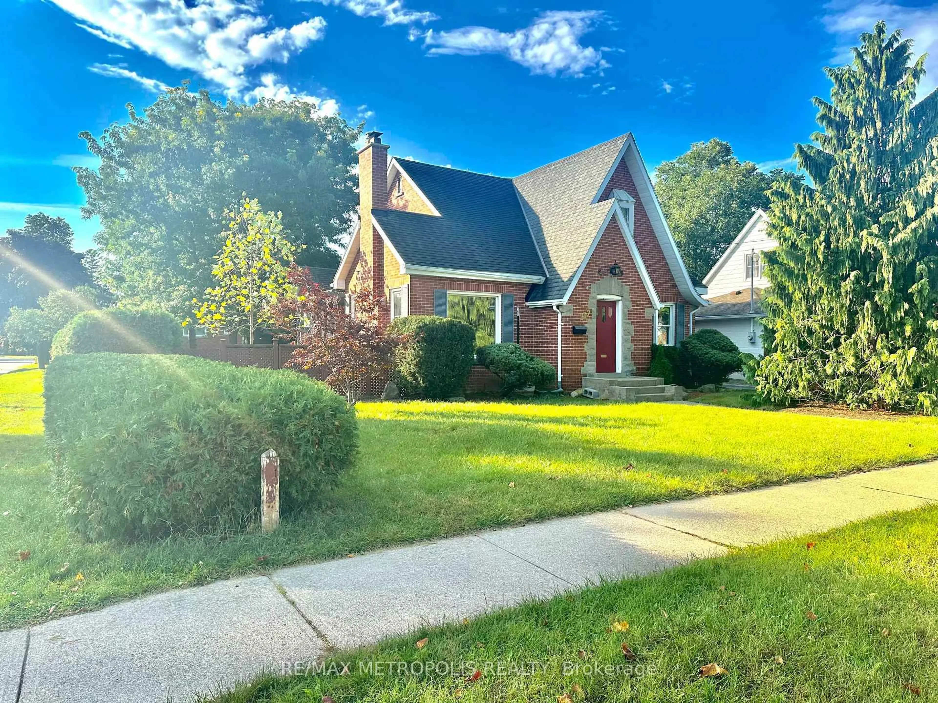 Home with brick exterior material, street for 117 Queensway Dr, Brantford Ontario N3R 4X1