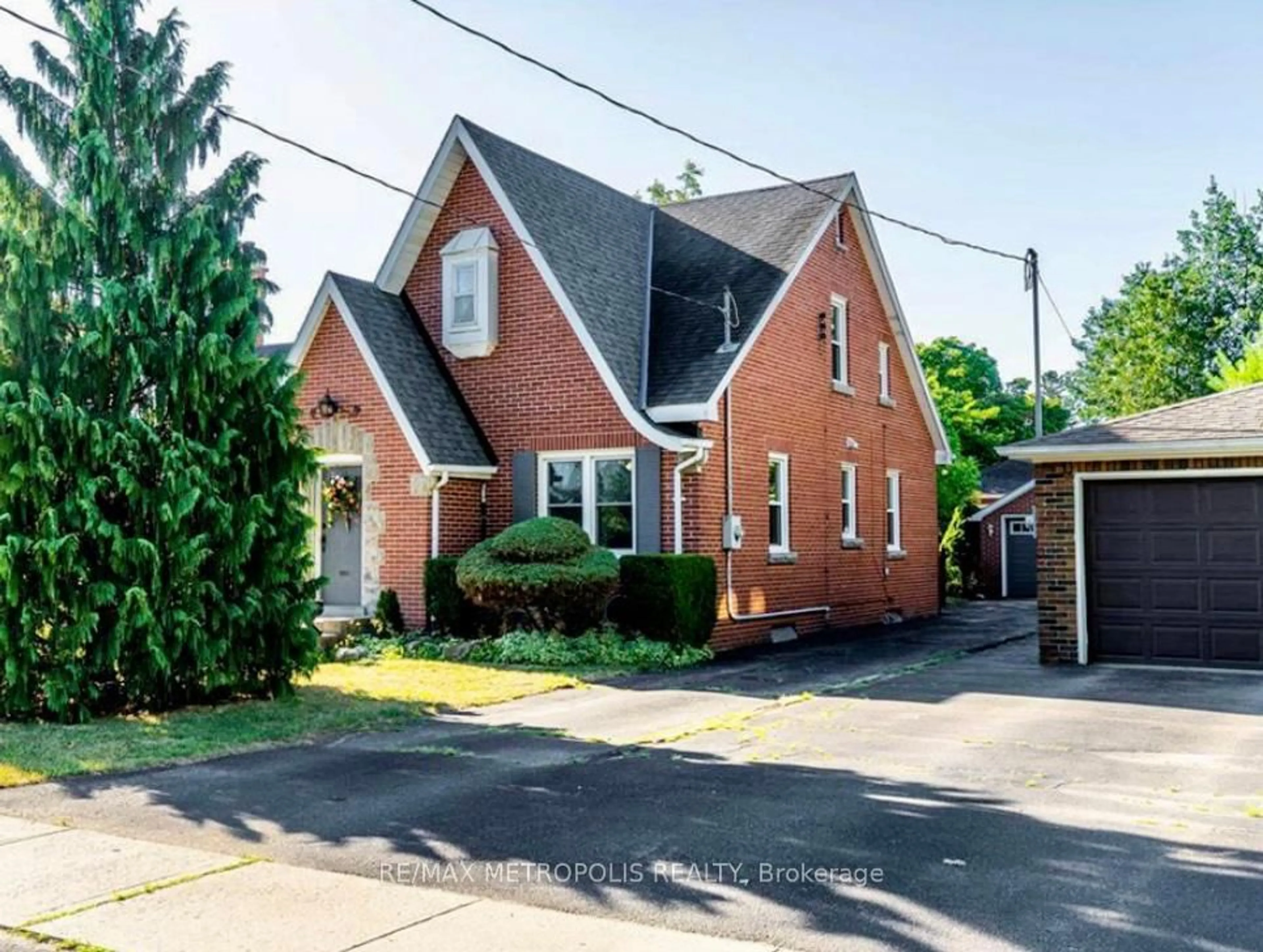 Home with brick exterior material, street for 117 Queensway Dr, Brantford Ontario N3R 4X1