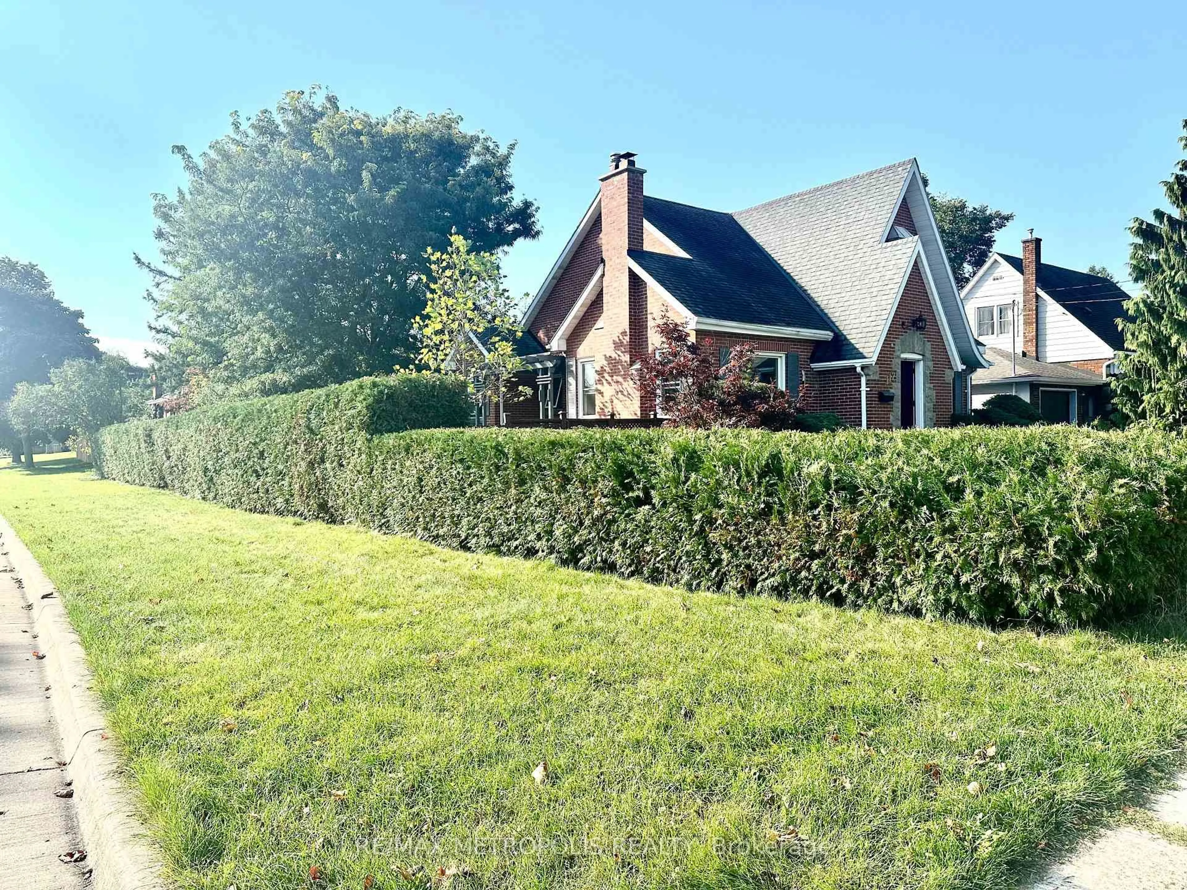 A pic from outside/outdoor area/front of a property/back of a property/a pic from drone, street for 117 Queensway Dr, Brantford Ontario N3R 4X1