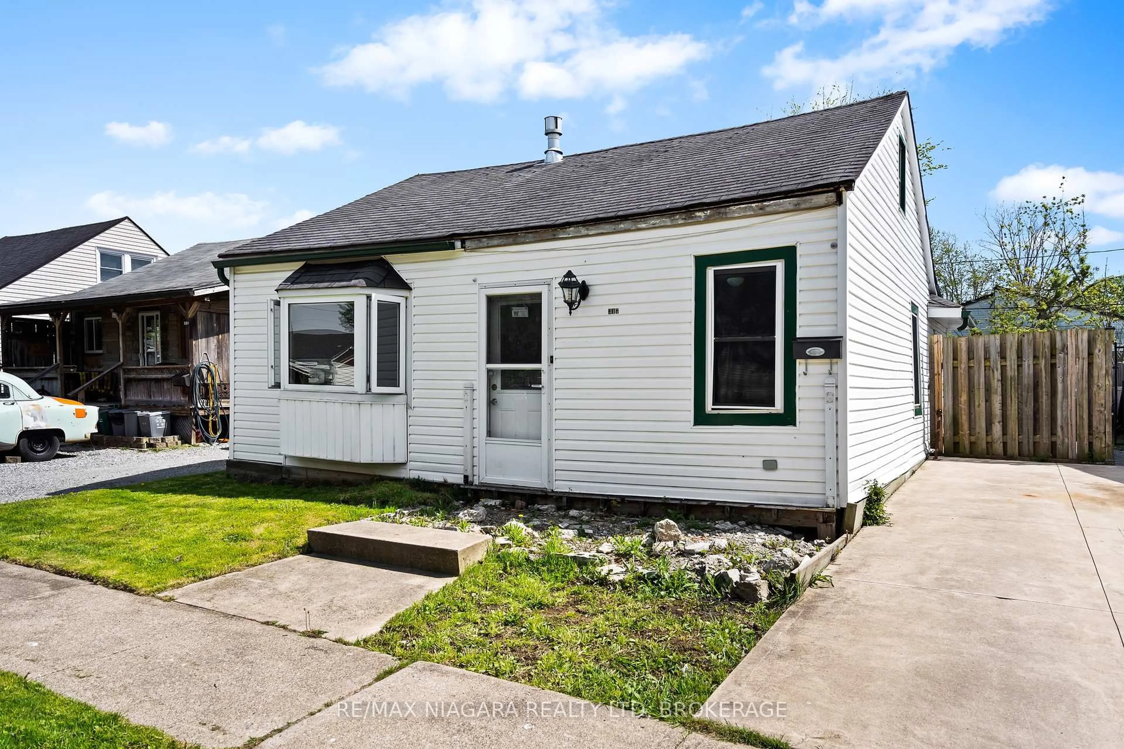 Home with vinyl exterior material, street for 317 Simpson Ave, Welland Ontario L3B 4Y7