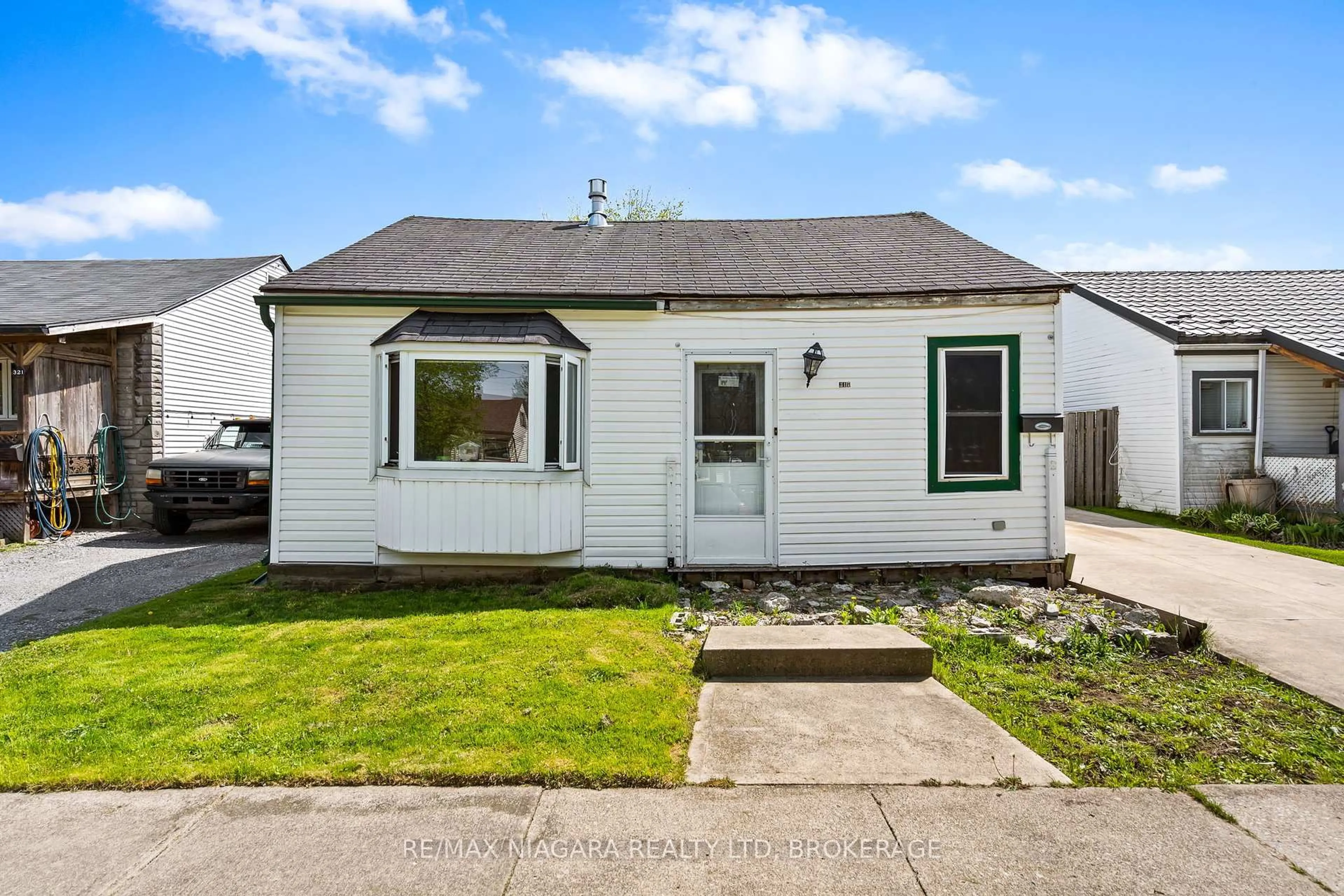 Home with vinyl exterior material, street for 317 Simpson Ave, Welland Ontario L3B 4Y7