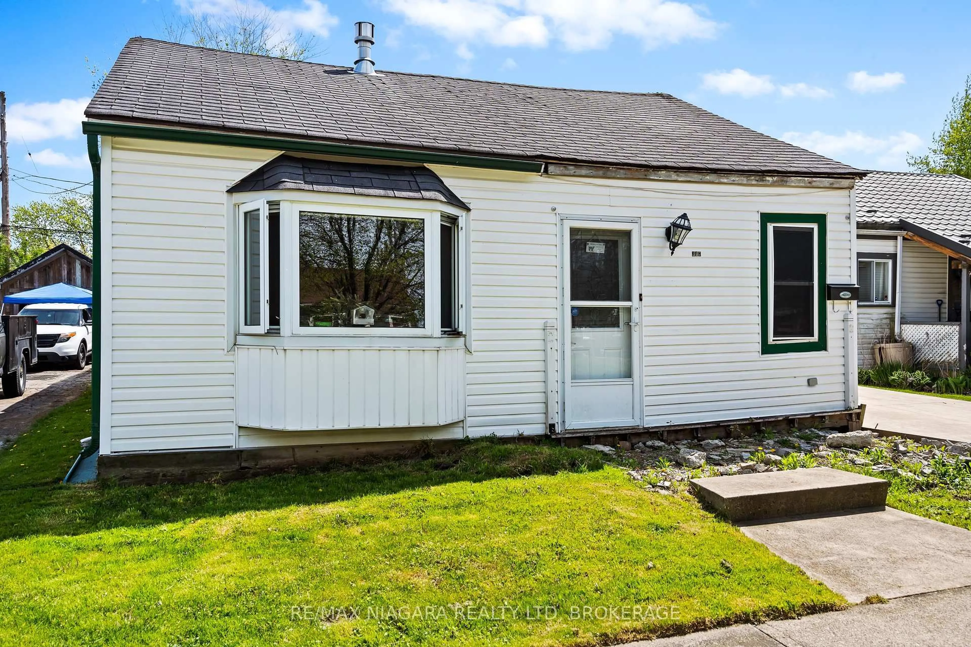 A pic from outside/outdoor area/front of a property/back of a property/a pic from drone, street for 317 Simpson Ave, Welland Ontario L3B 4Y7