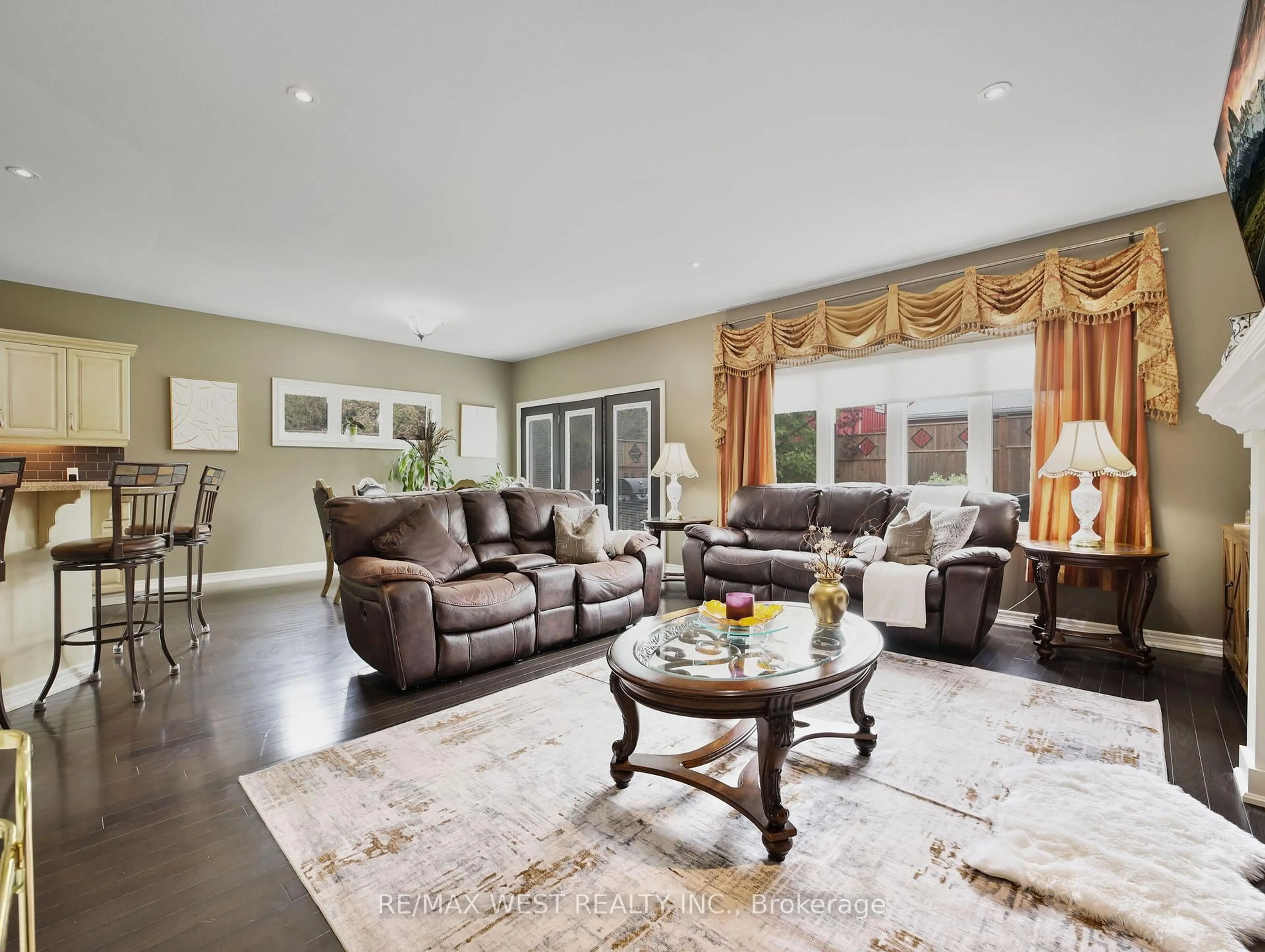 Living room with furniture, unknown for 59 Cherry Ridge Blvd, Pelham Ontario L0S 1C0