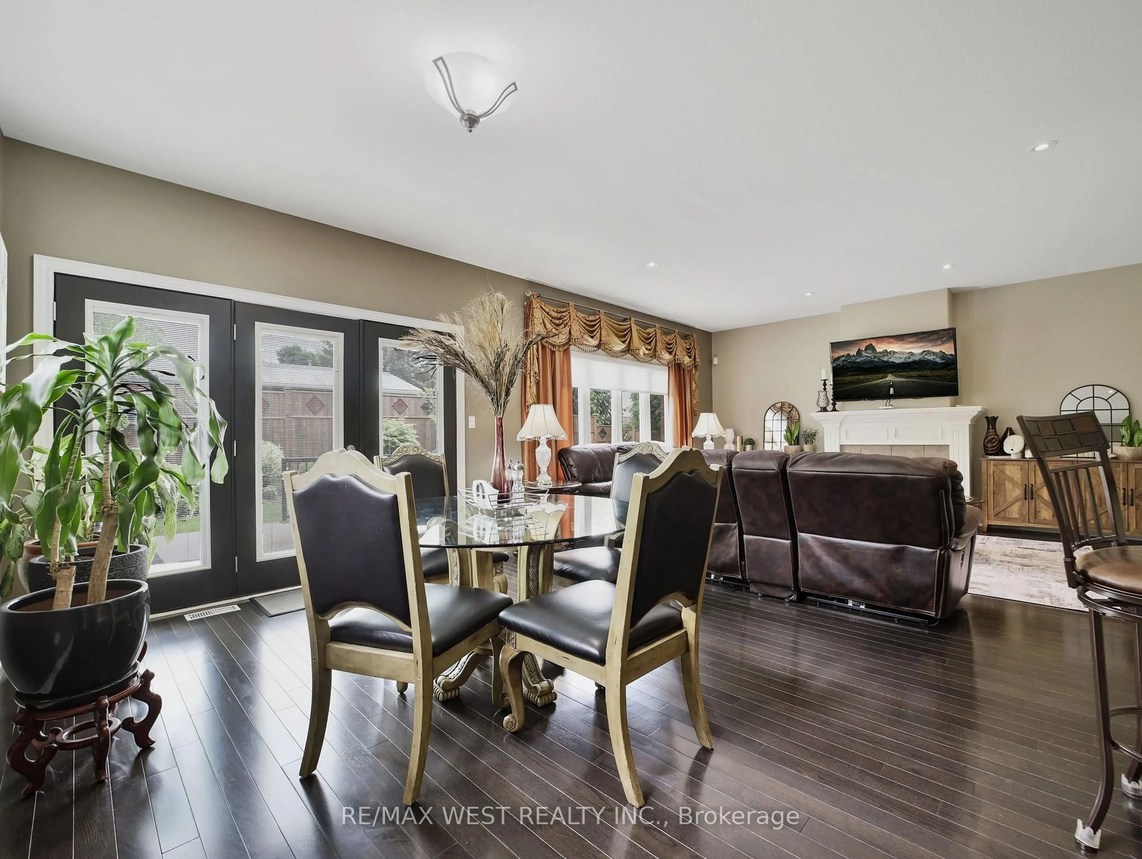 Dining room, wood/laminate floor for 59 Cherry Ridge Blvd, Pelham Ontario L0S 1C0