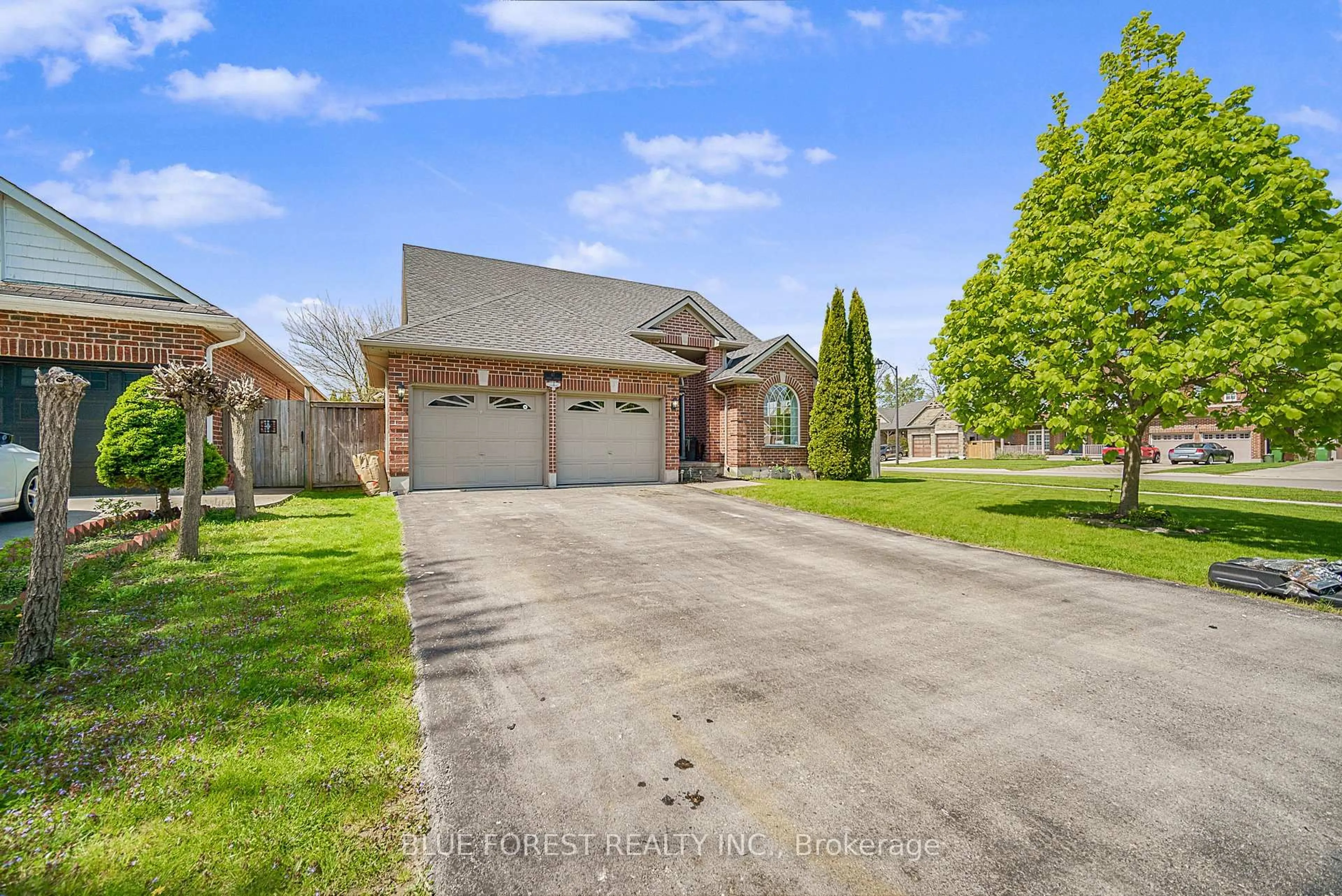 A pic from outside/outdoor area/front of a property/back of a property/a pic from drone, street for 57 Augusta Cres, St. Thomas Ontario N5R 6K1