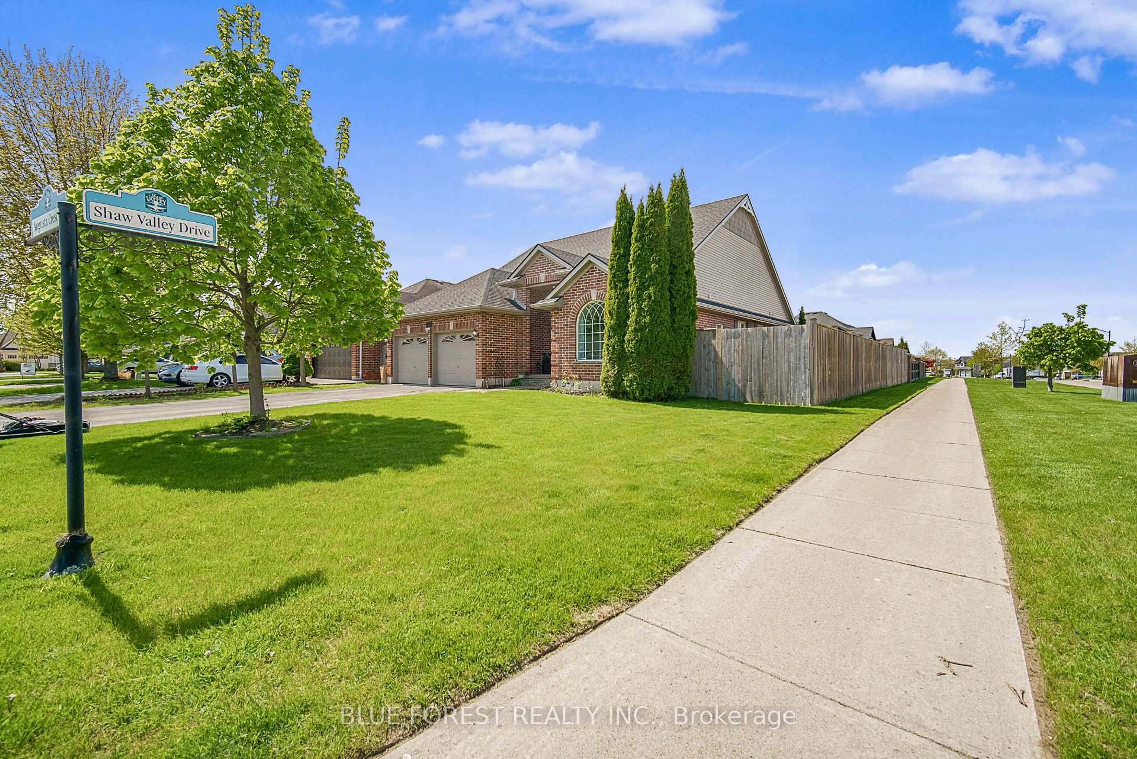 A pic from outside/outdoor area/front of a property/back of a property/a pic from drone, street for 57 Augusta Cres, St. Thomas Ontario N5R 6K1