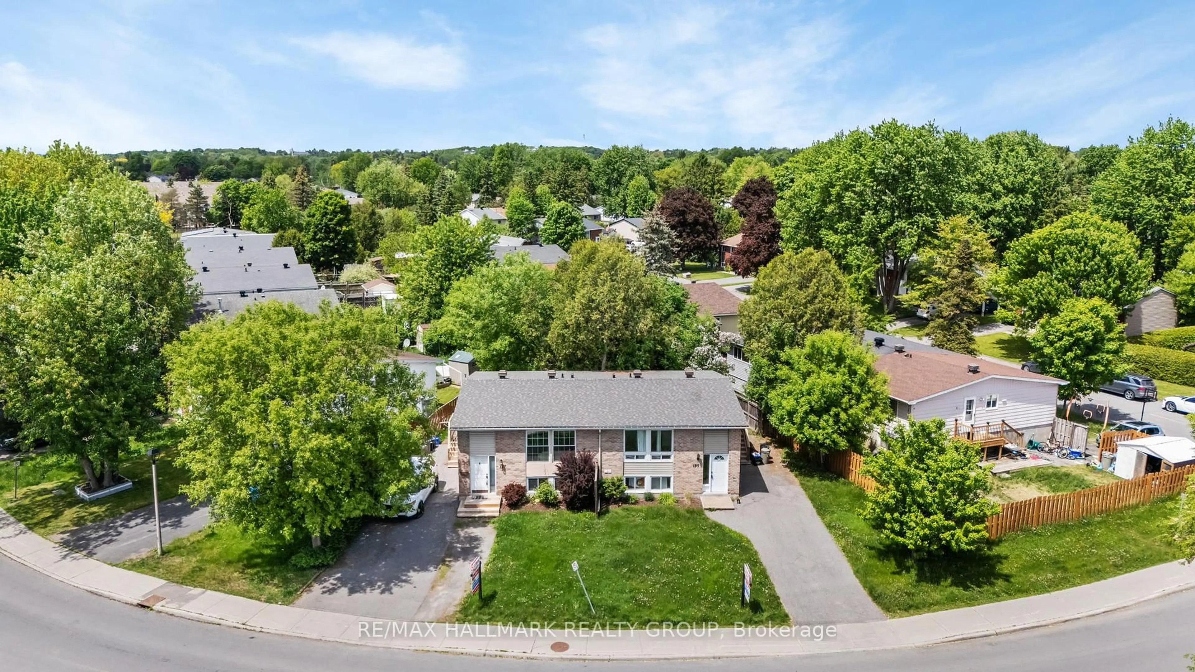 A pic from outside/outdoor area/front of a property/back of a property/a pic from drone, street for 137 Glamorgan Dr, Kanata Ontario K2L 1R7