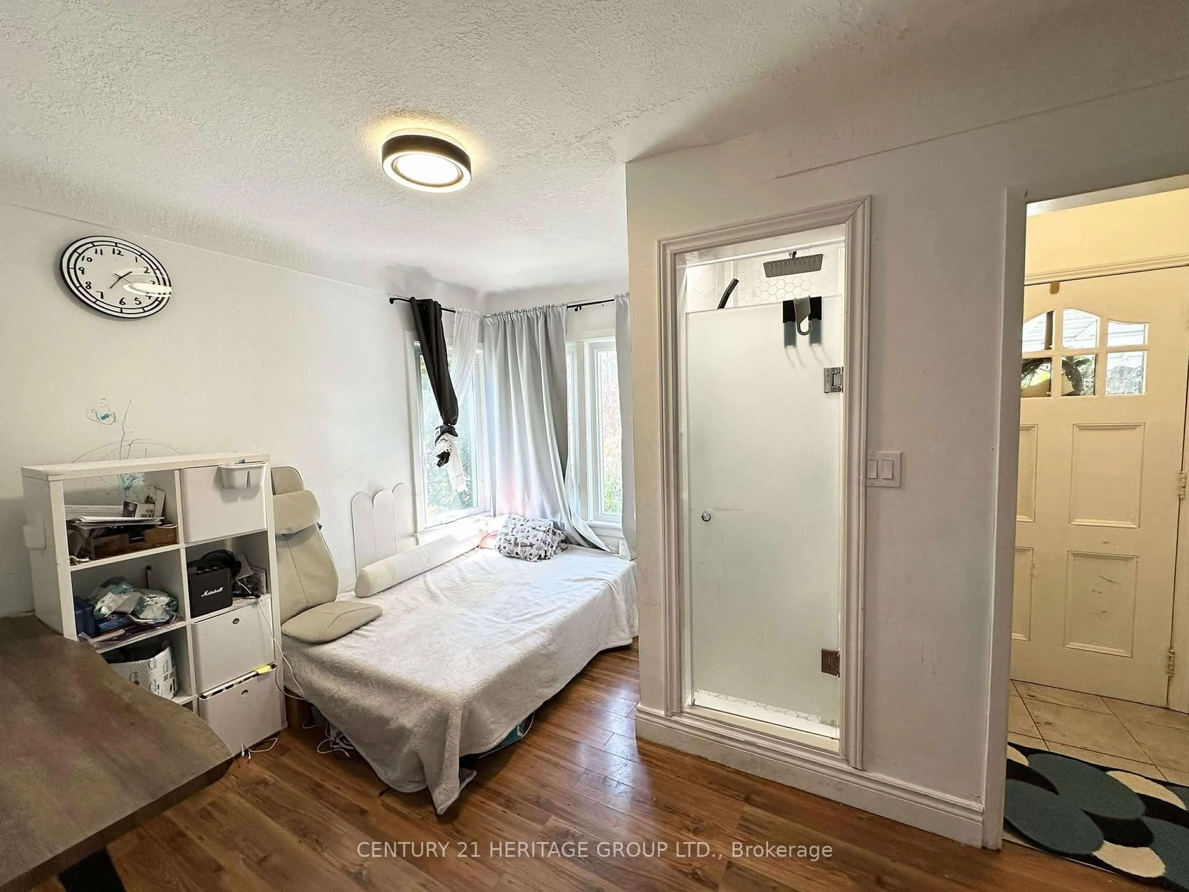 A pic of a room for 15 West 1st St, Hamilton Ontario L9C 3B5