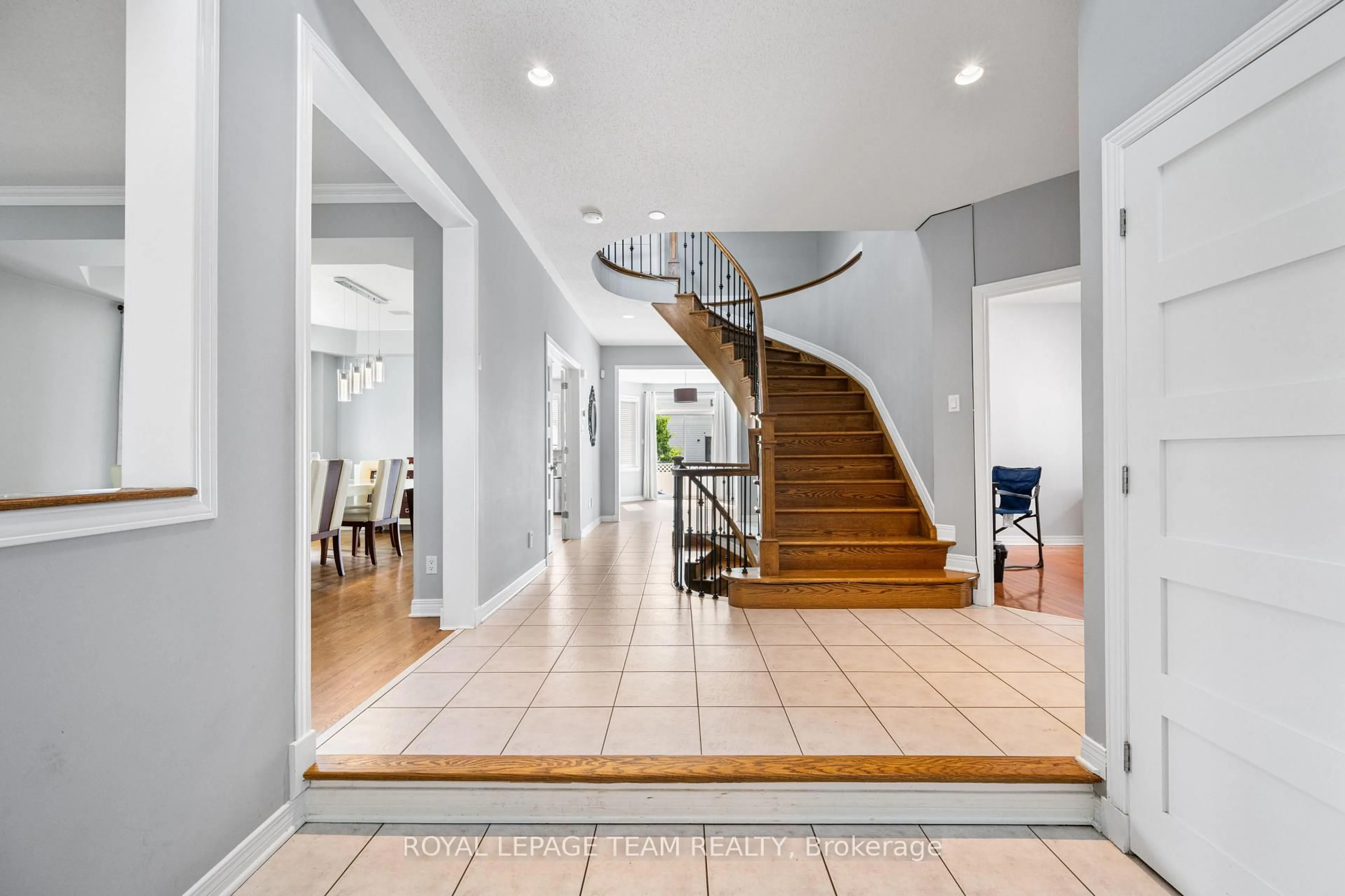 Indoor foyer for 2188 Brianna Way, Ottawa Ontario K4A 4E3