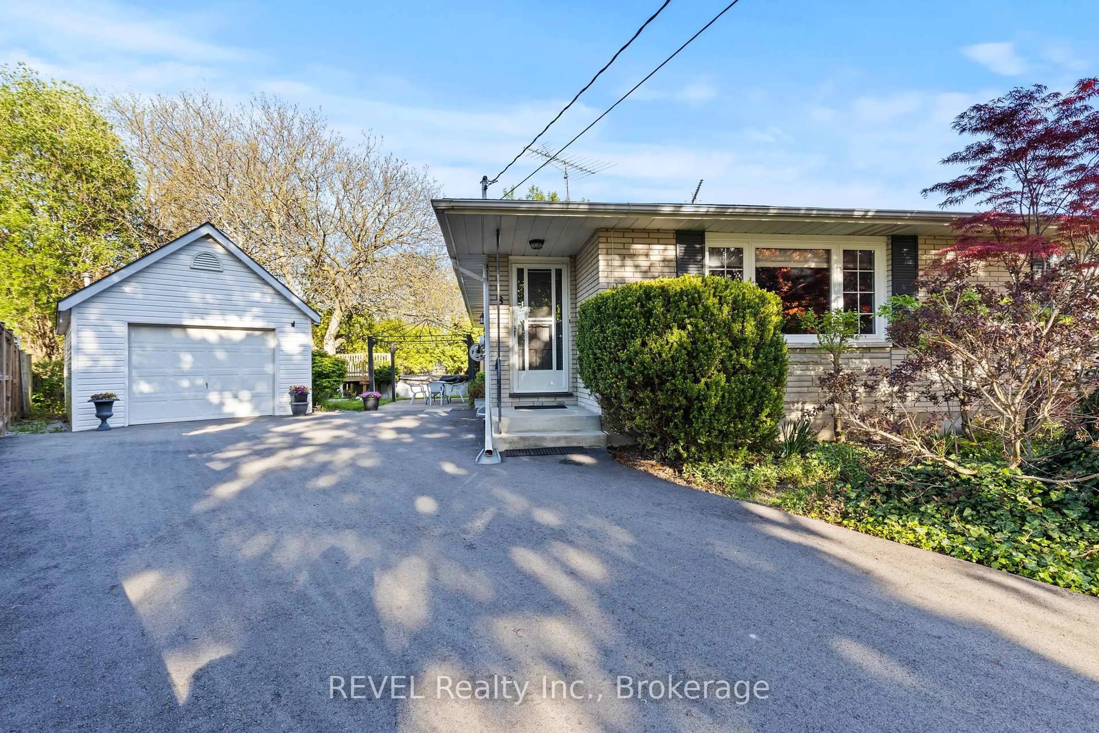 A pic from outside/outdoor area/front of a property/back of a property/a pic from drone, street for 8 Bedford Crt, St. Catharines Ontario L2N 4C8