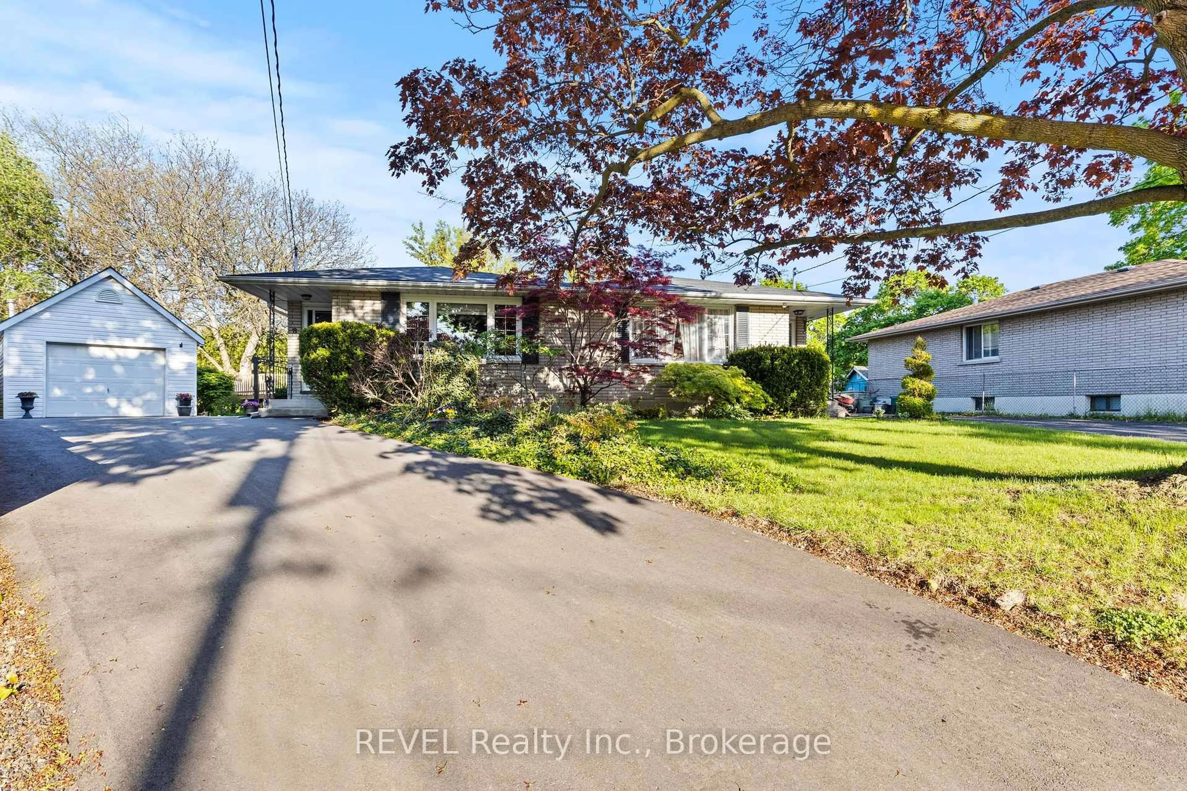 A pic from outside/outdoor area/front of a property/back of a property/a pic from drone, street for 8 Bedford Crt, St. Catharines Ontario L2N 4C8