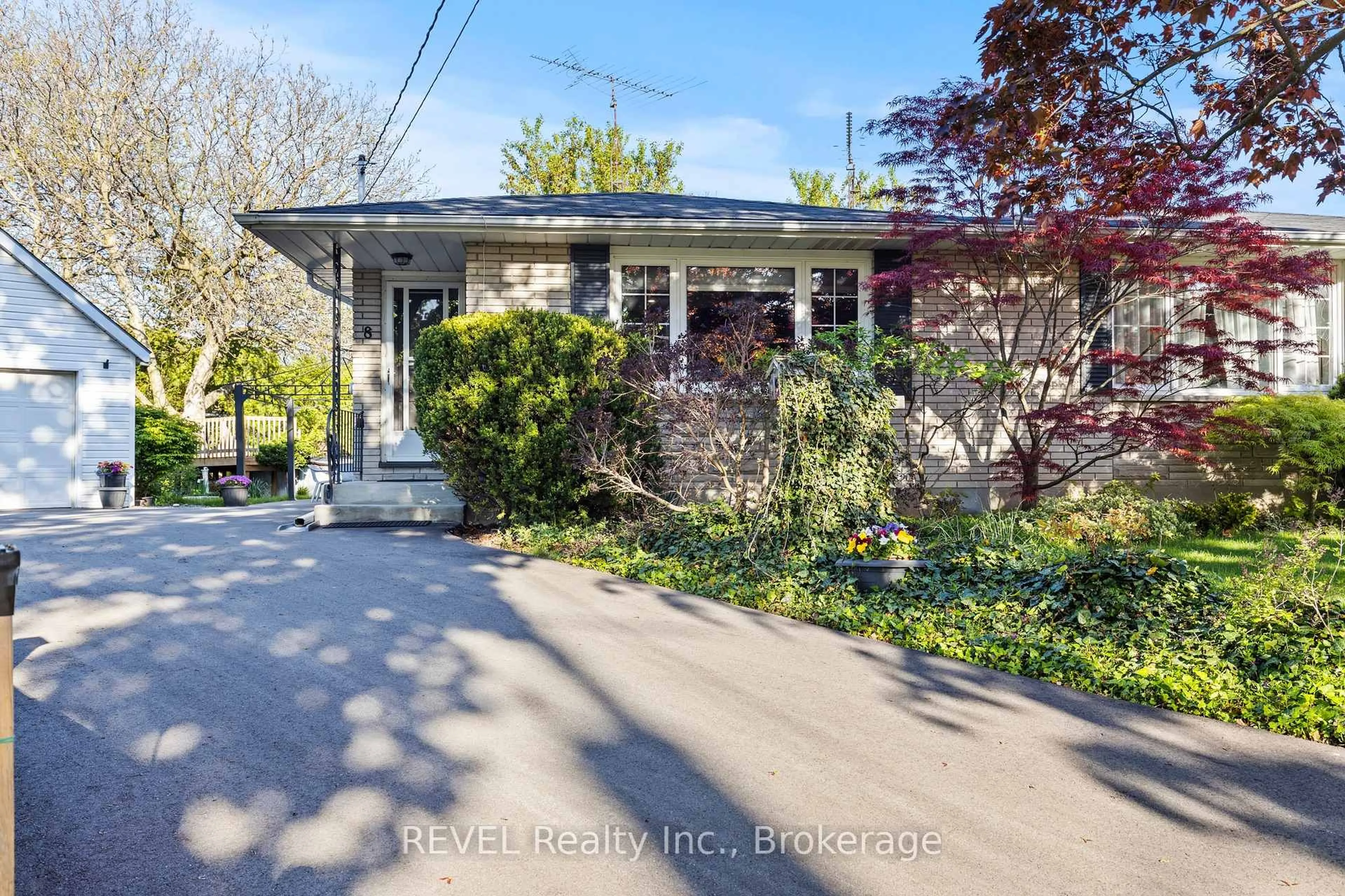 Unknown for 8 Bedford Crt, St. Catharines Ontario L2N 4C8