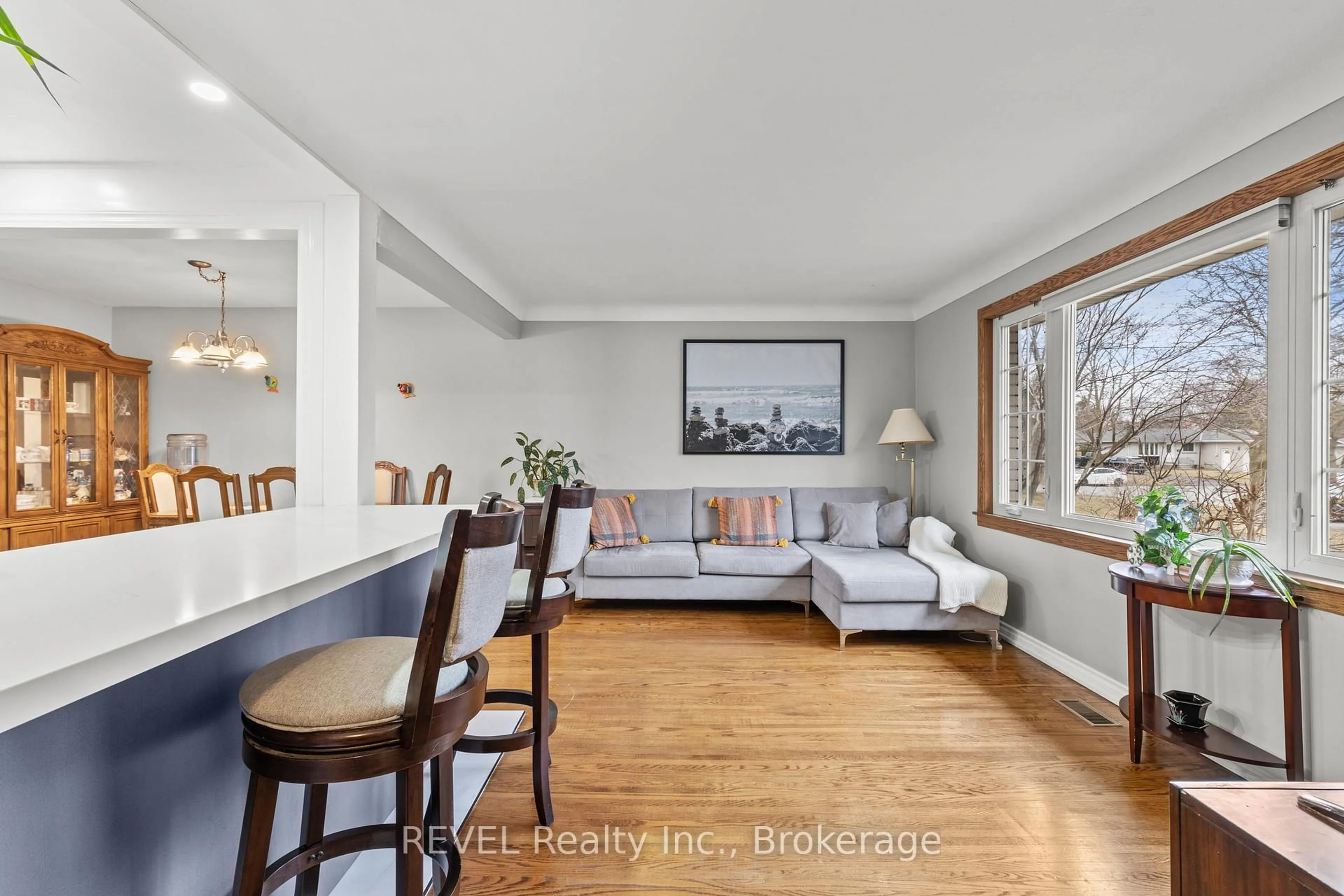 Living room with furniture, wood/laminate floor for 8 Bedford Crt, St. Catharines Ontario L2N 4C8