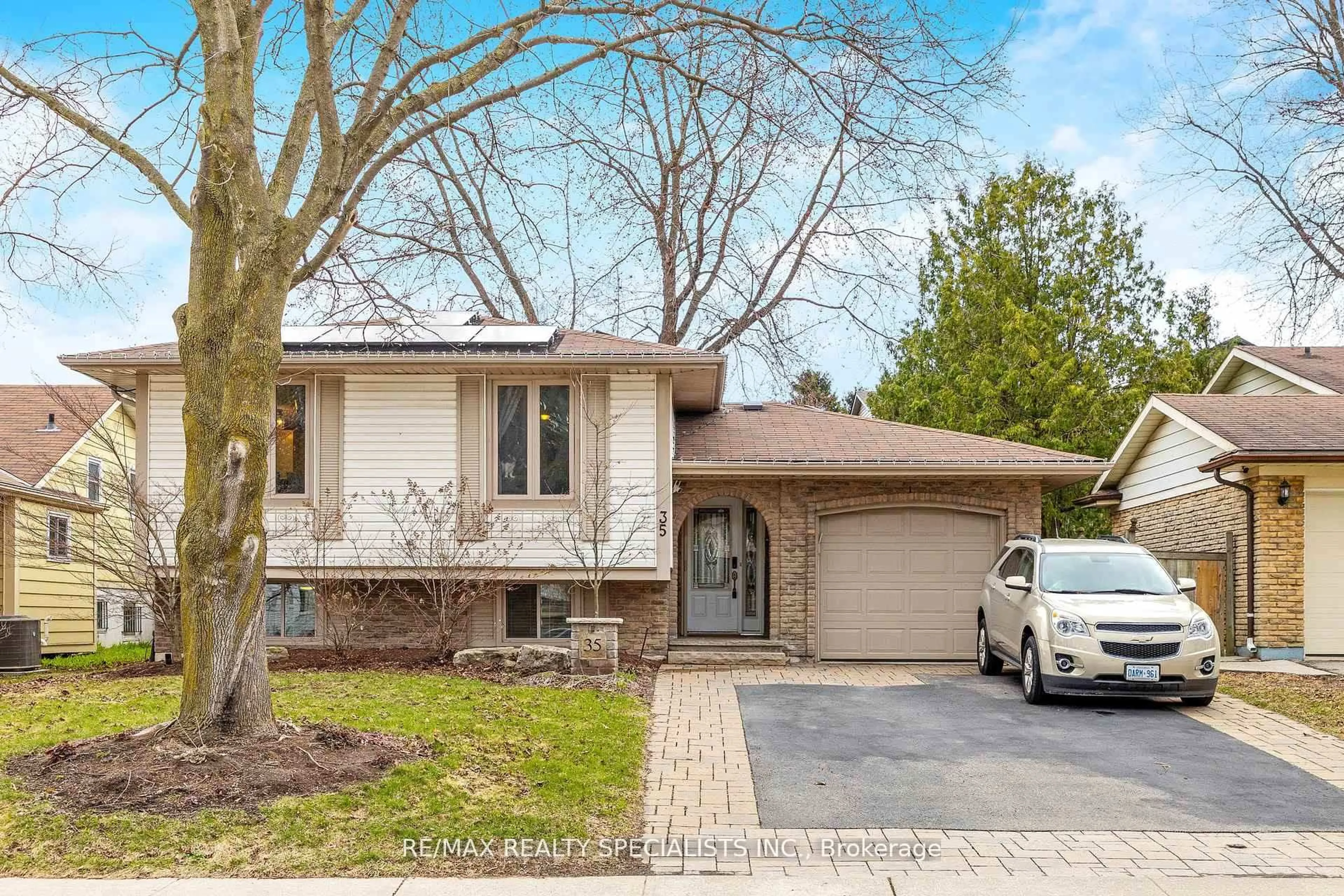 Home with brick exterior material, street for 35 Forestgate Dr, Hamilton Ontario L9C 6A4