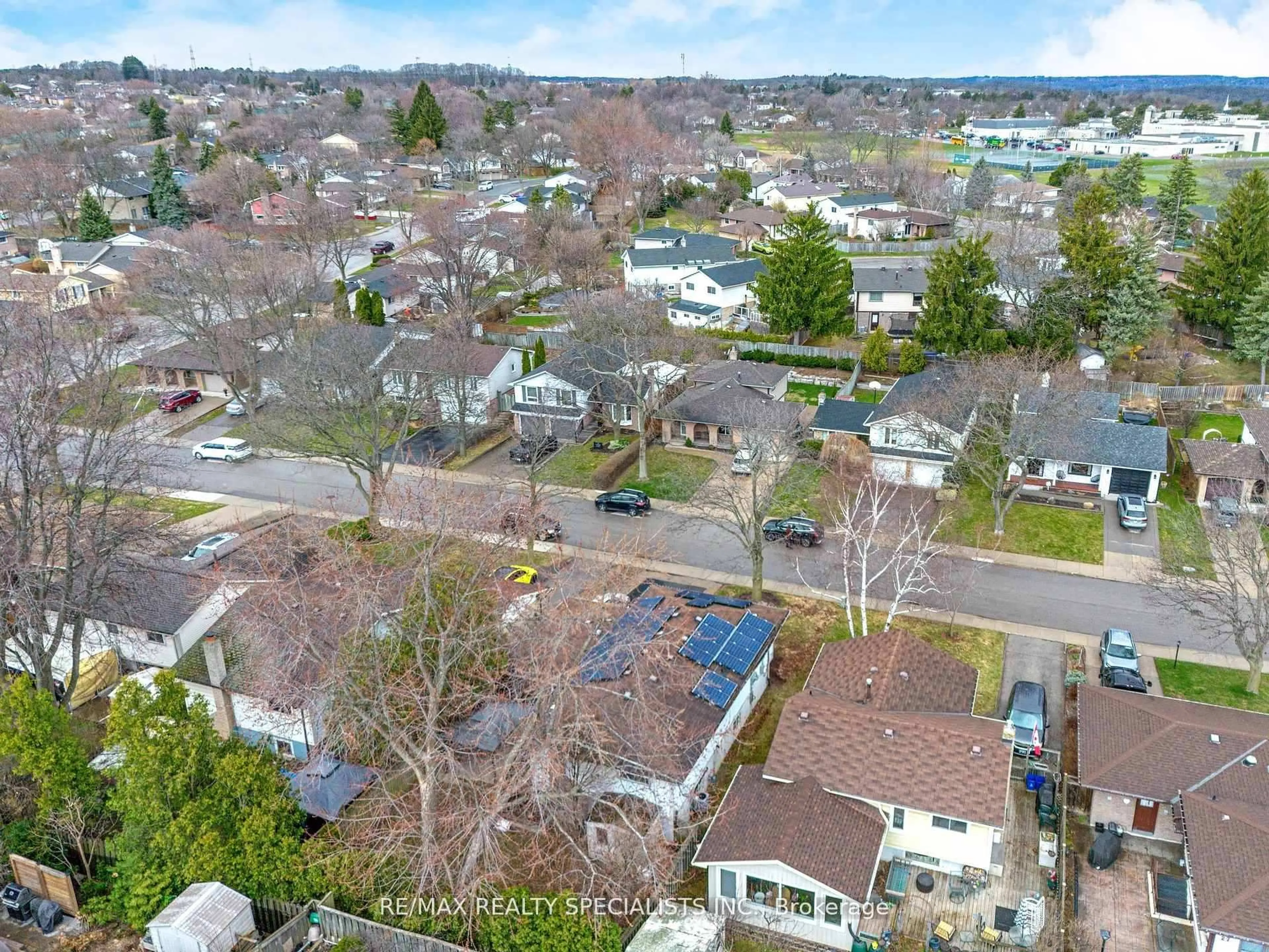 A pic from outside/outdoor area/front of a property/back of a property/a pic from drone, street for 35 Forestgate Dr, Hamilton Ontario L9C 6A4