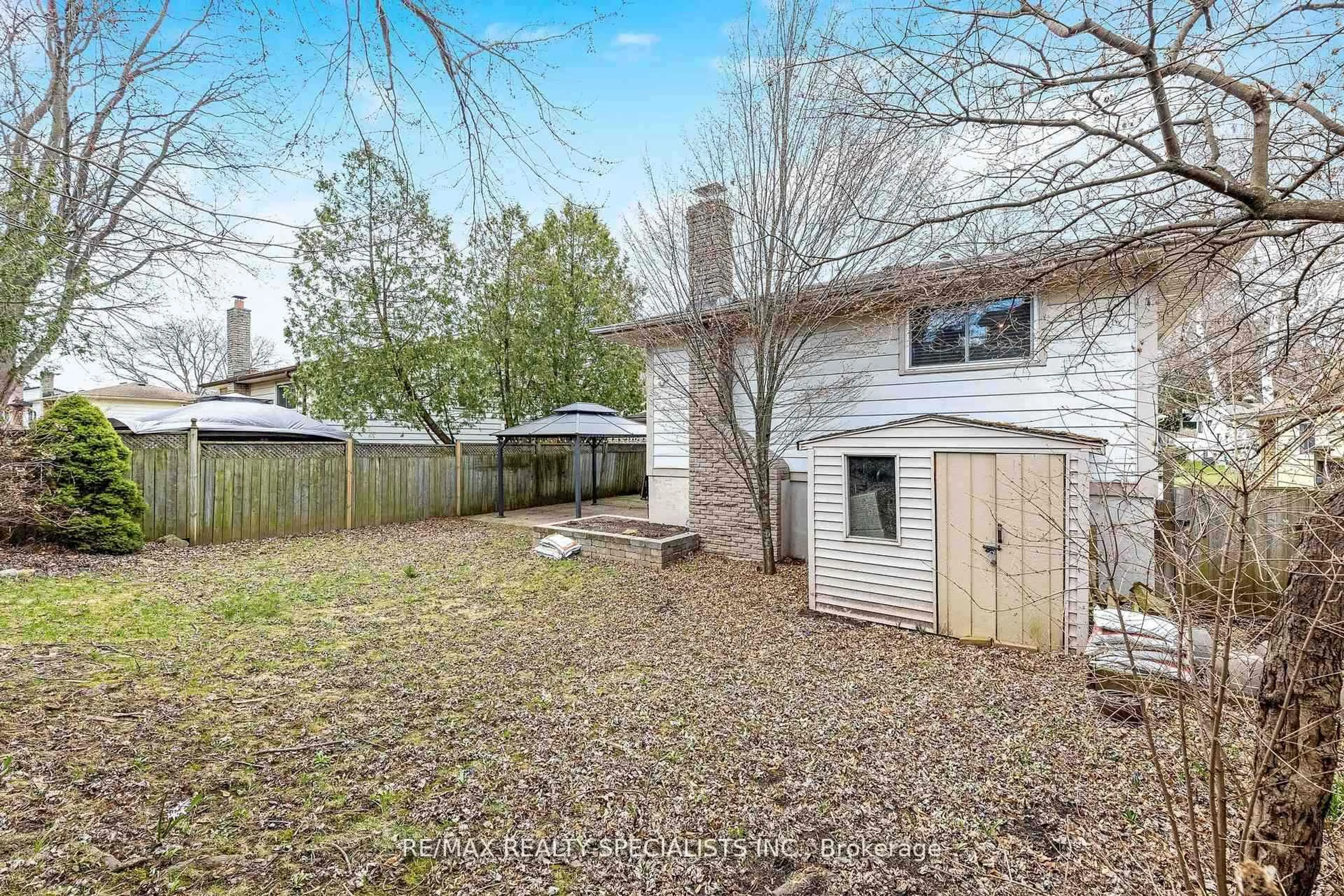 A pic from outside/outdoor area/front of a property/back of a property/a pic from drone, street for 35 Forestgate Dr, Hamilton Ontario L9C 6A4