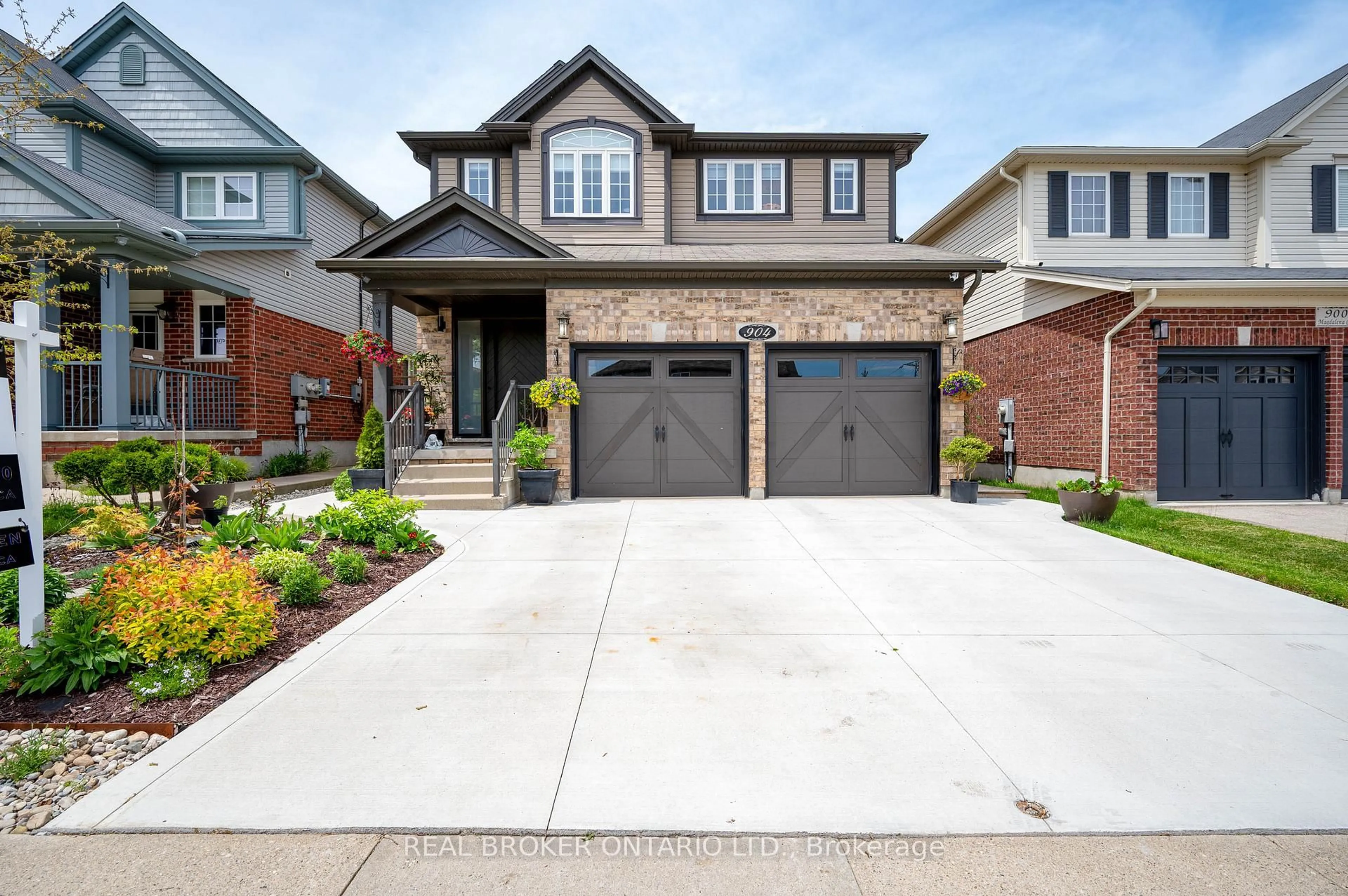 Home with brick exterior material, street for 904 Magdalena Crt, Kitchener Ontario N2E 0B3