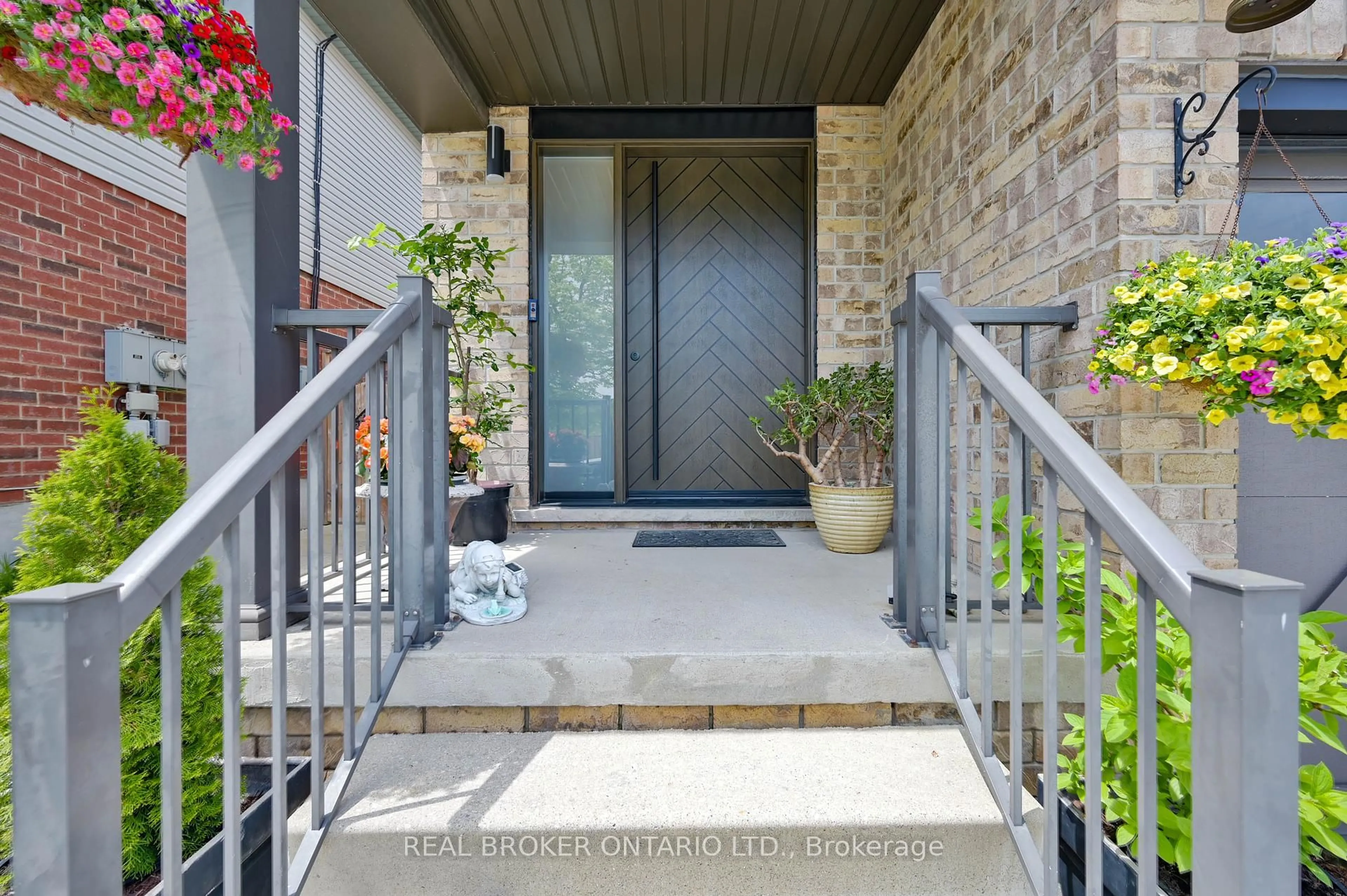 Indoor entryway for 904 Magdalena Crt, Kitchener Ontario N2E 0B3
