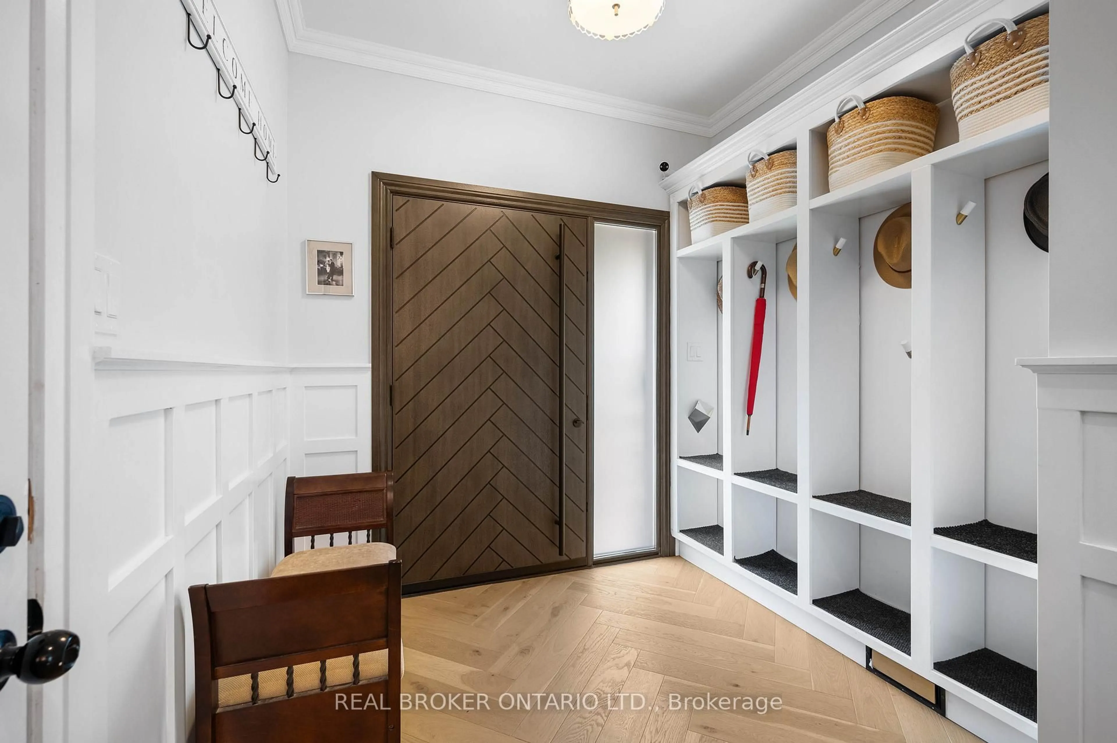 Indoor entryway for 904 Magdalena Crt, Kitchener Ontario N2E 0B3
