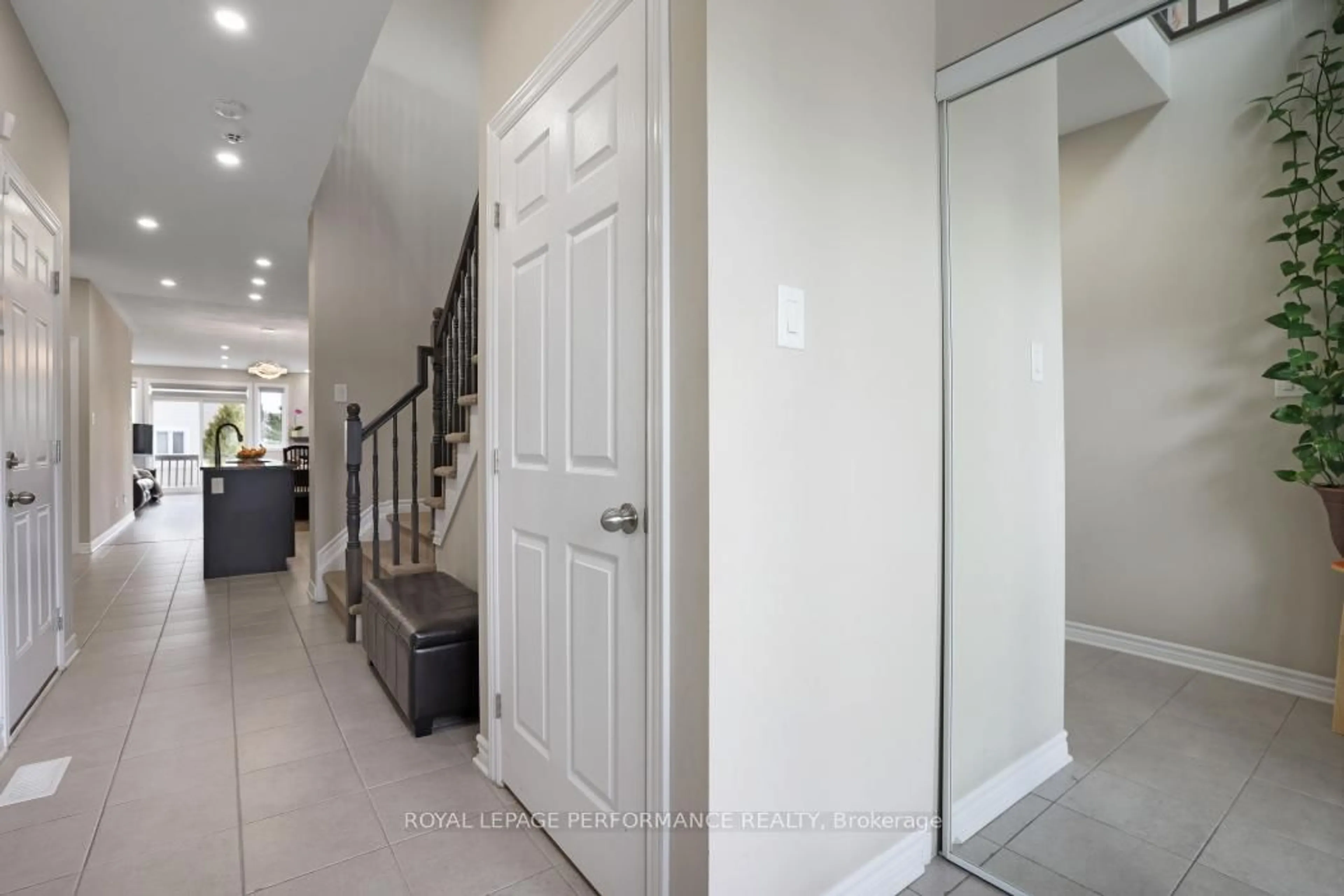 Indoor entryway for 10 Kinetic Way, Ottawa Ontario K2J 0C9