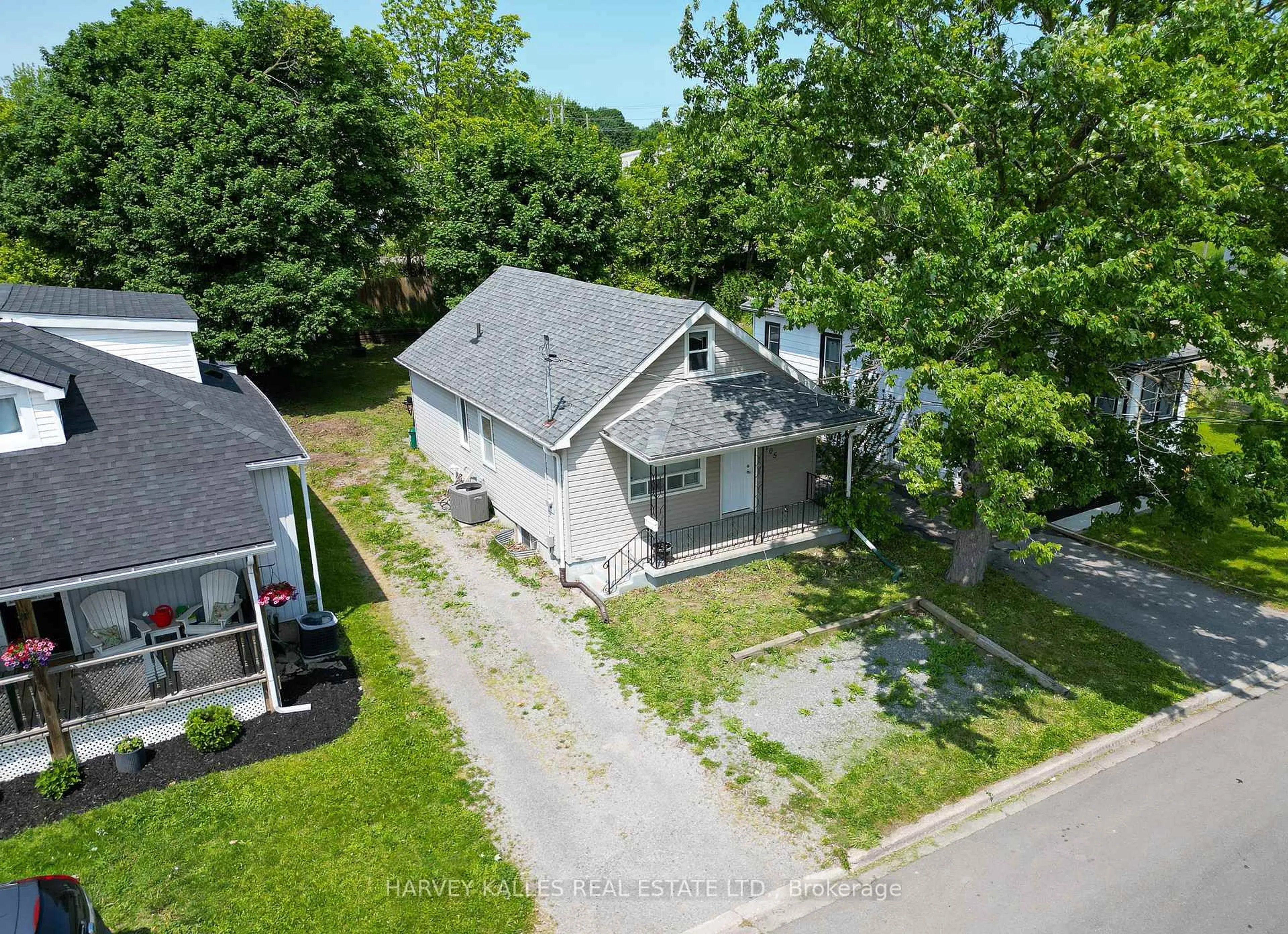A pic from outside/outdoor area/front of a property/back of a property/a pic from drone, street for 105 Ormond St, Thorold Ontario L2V 1Z3