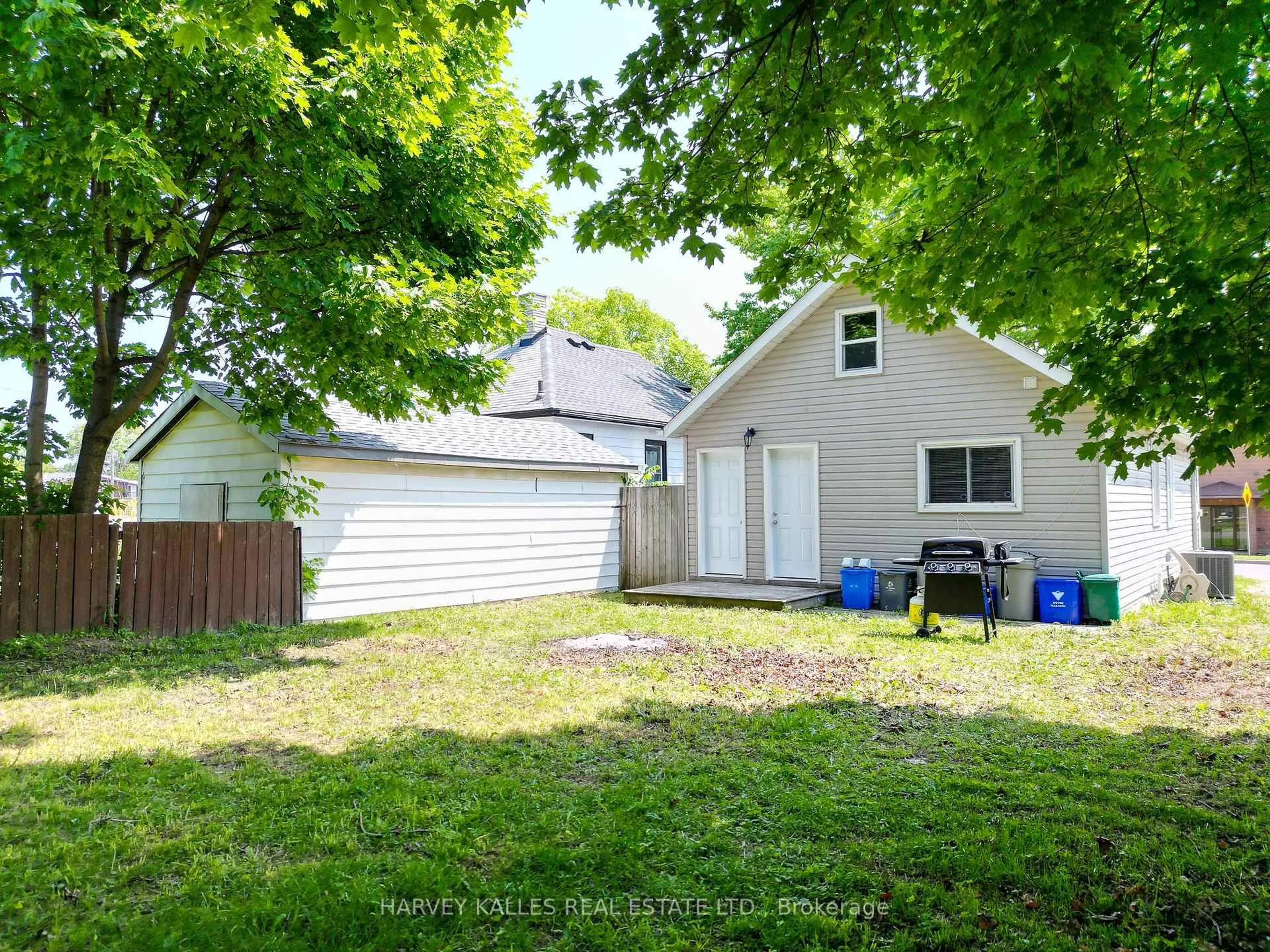 A pic from outside/outdoor area/front of a property/back of a property/a pic from drone, street for 105 Ormond St, Thorold Ontario L2V 1Z3
